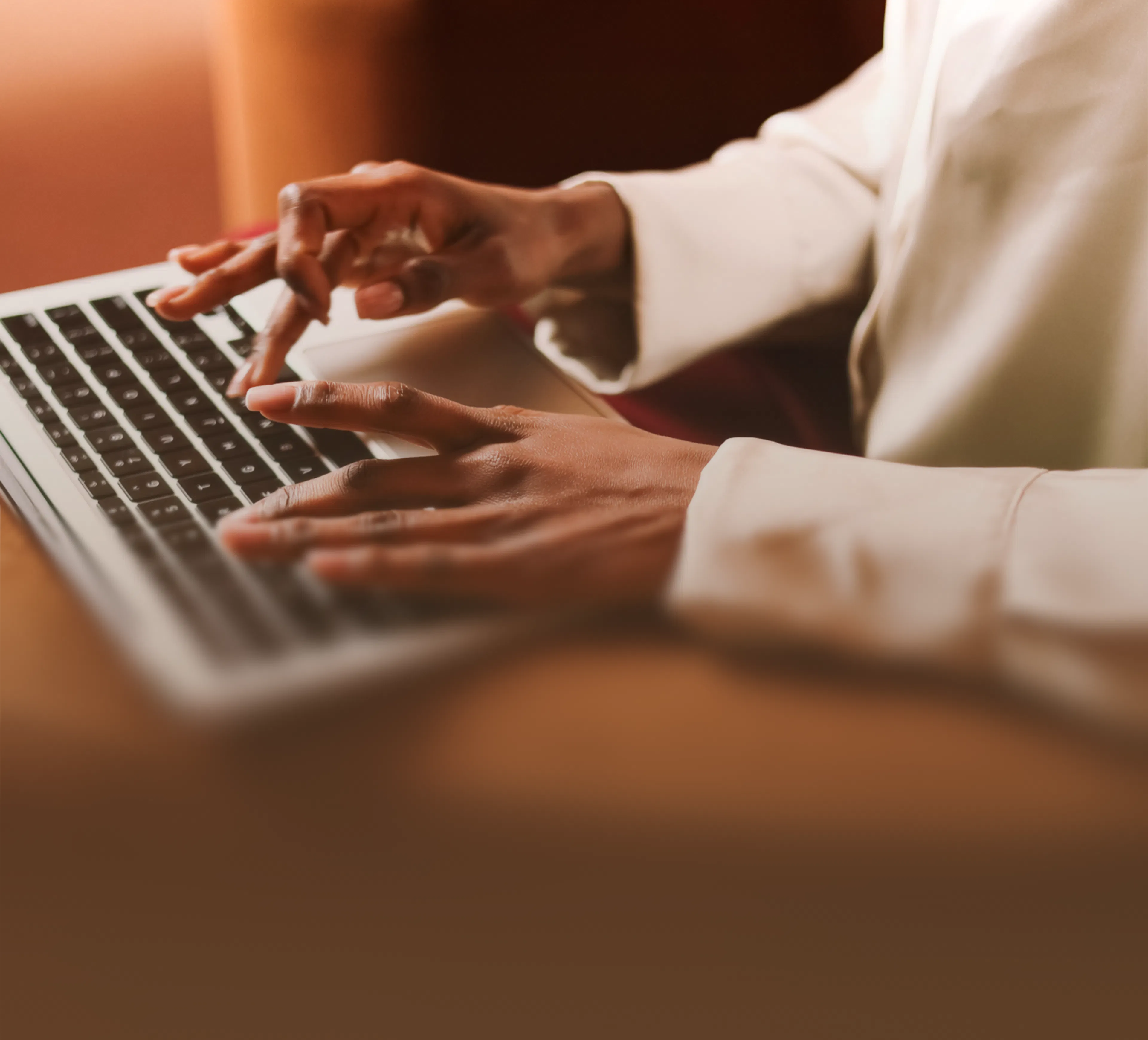 zoom sur les mains d'une personne qui rédige sur son clavier d'ordinateur