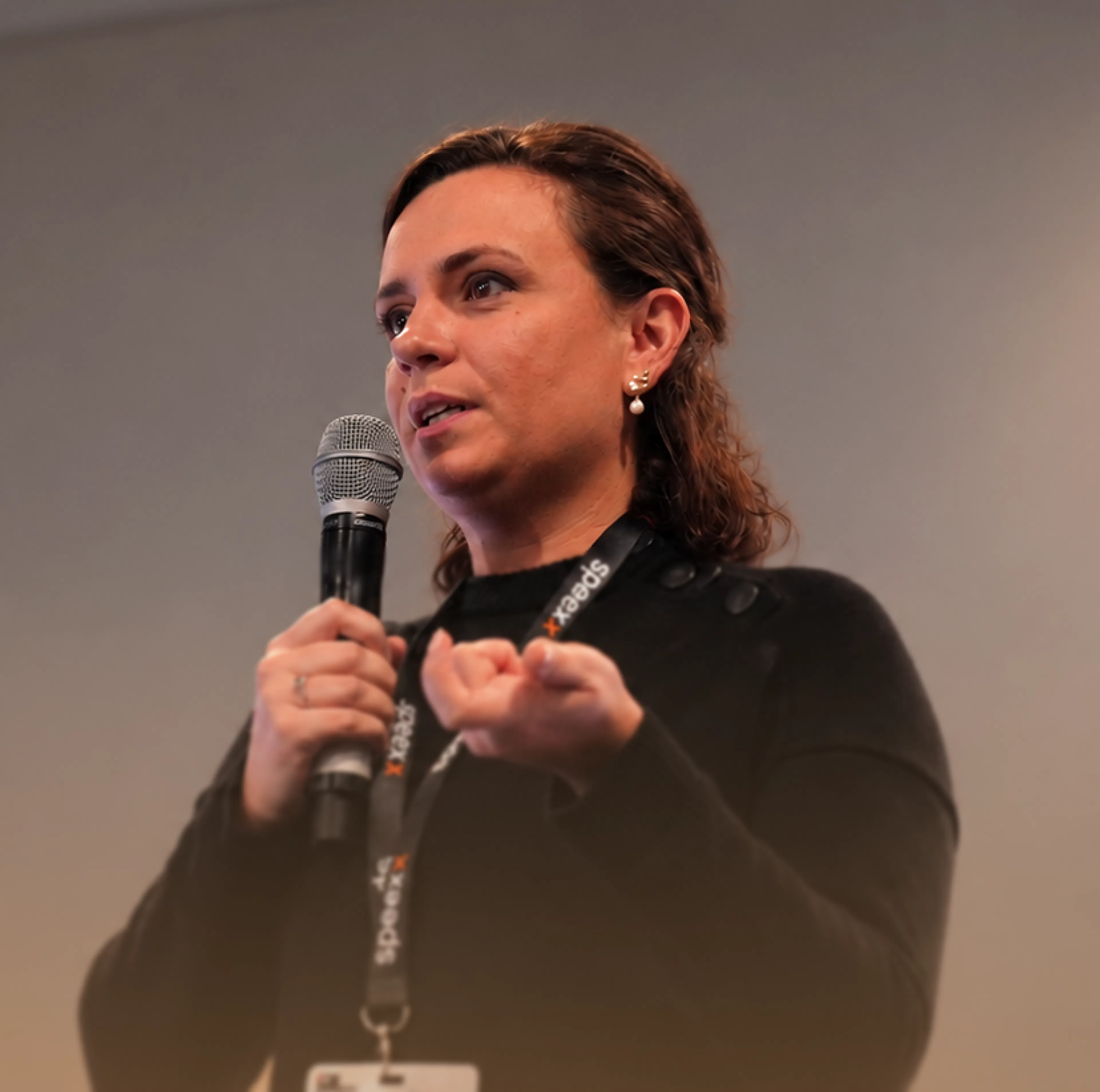 Julie Calmejane, DRH de Naturalia, prend la parole lors d'une conférence