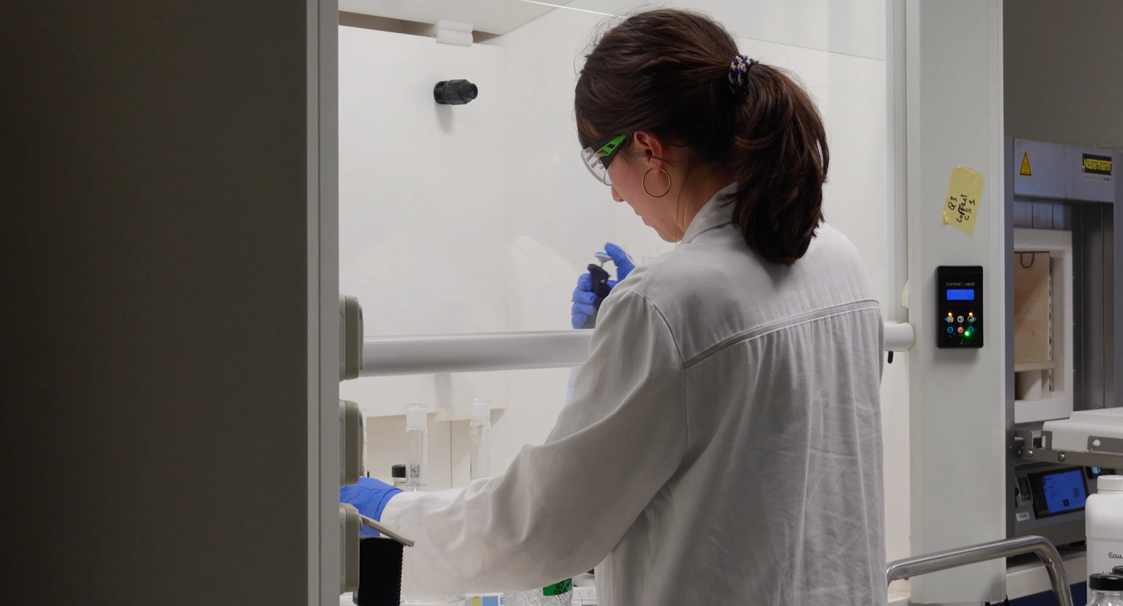 Chercheuse en blouse blanche dans un laboratoire