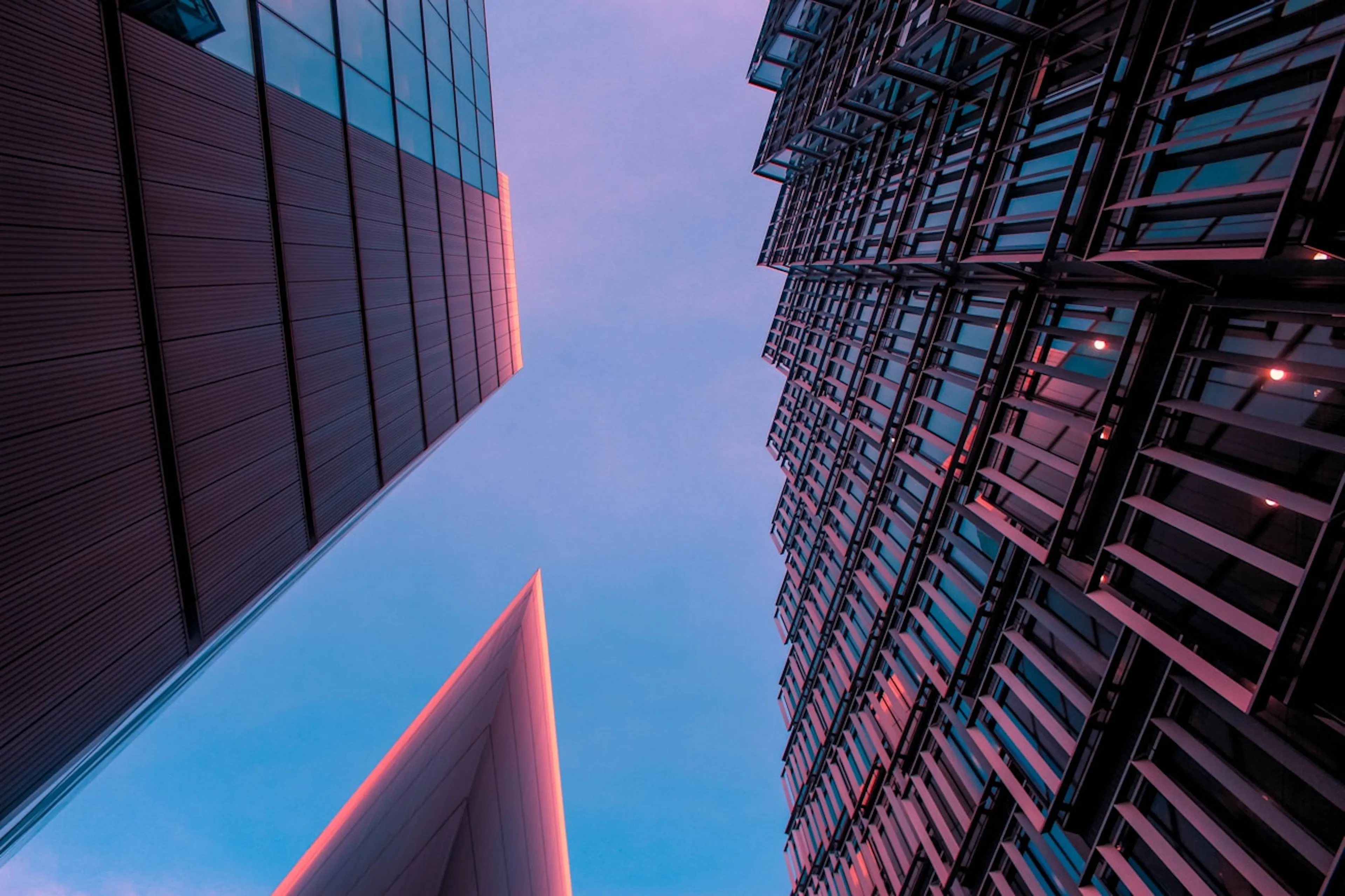 Façades vitrées d'immeubles de bureaux vues en contre-plongée