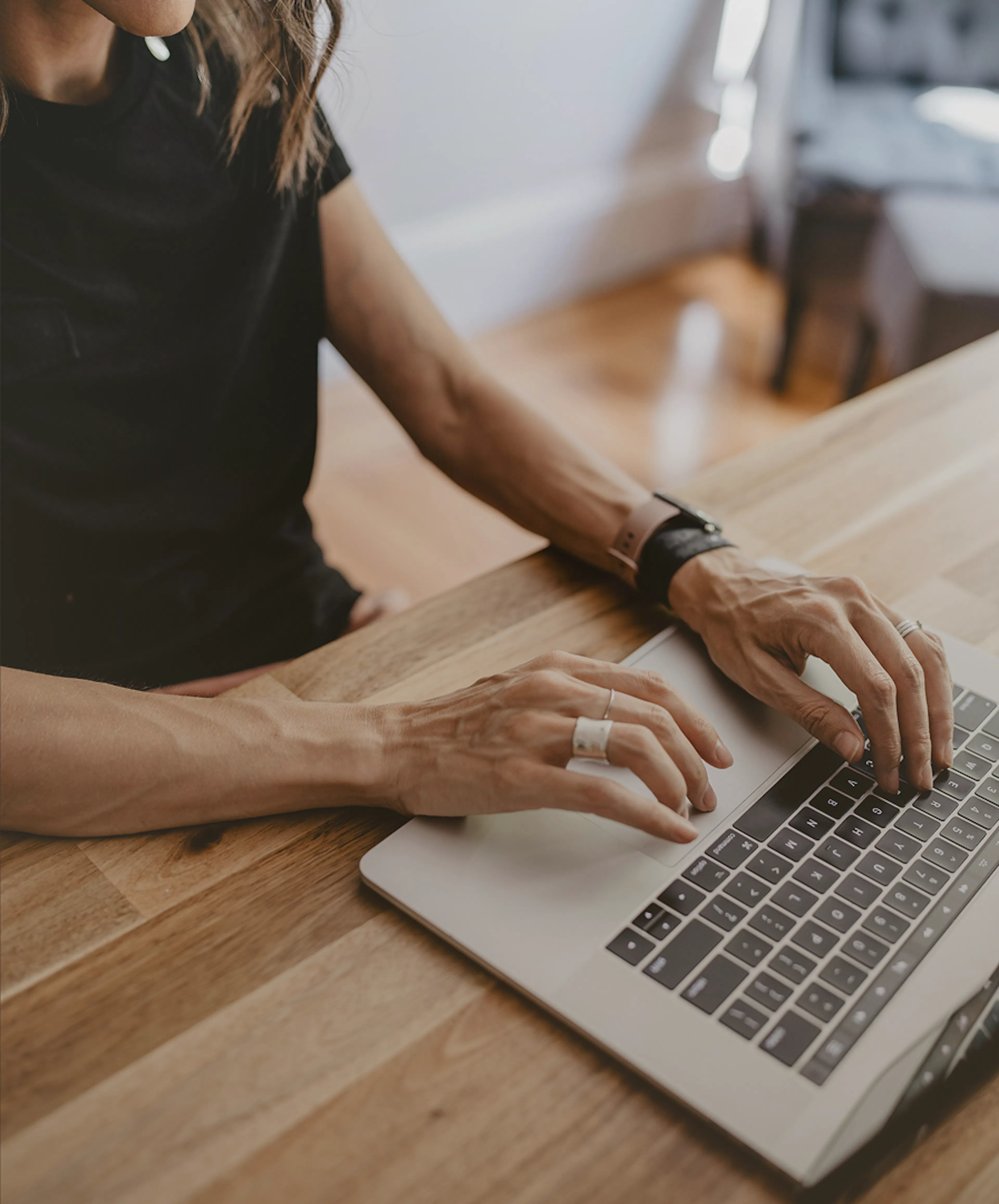 Mains sur le clavier d'un ordinateur portable