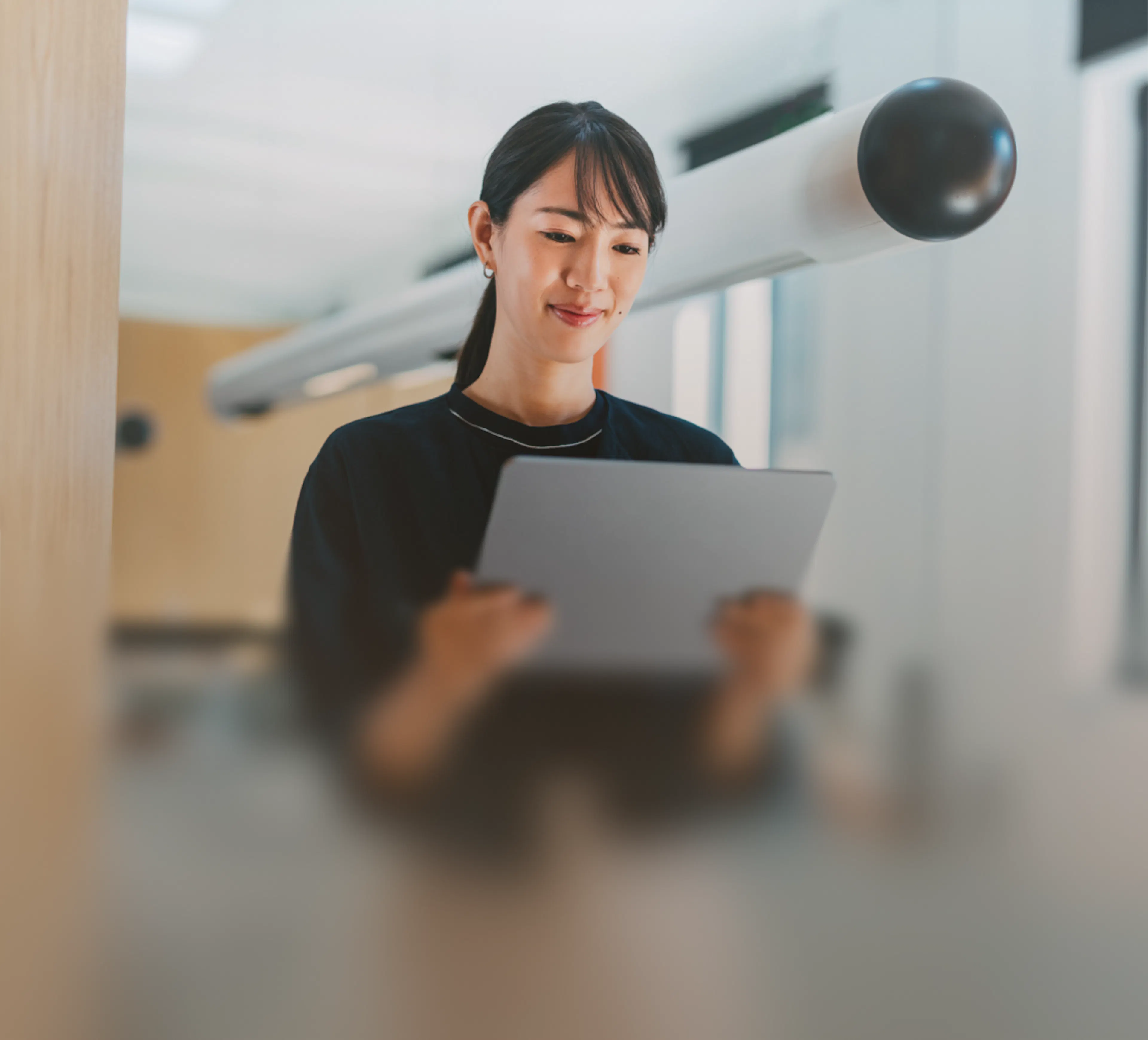 Collaboratrice qui présente une tablette