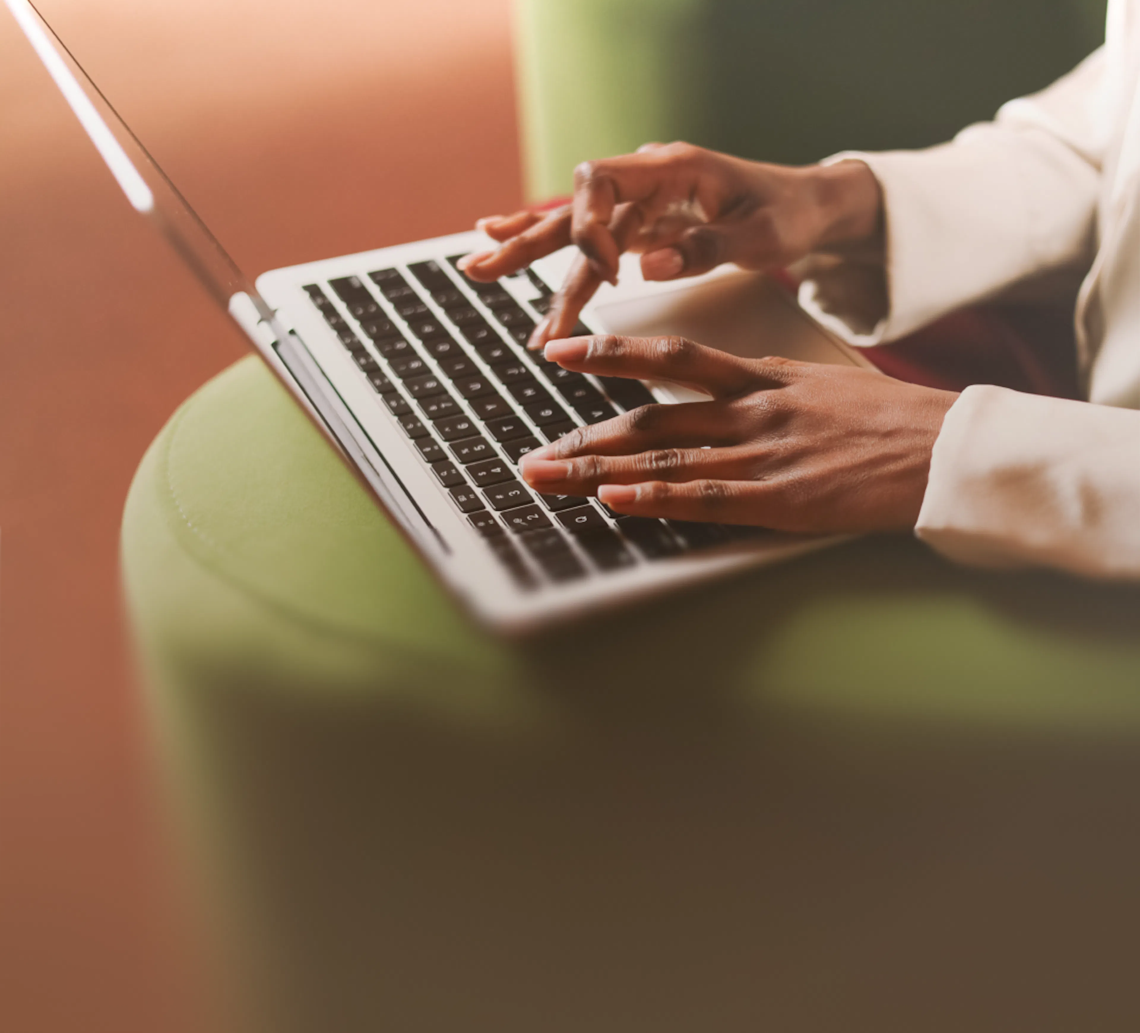 Mains sur le clavier d'un ordinateur portable