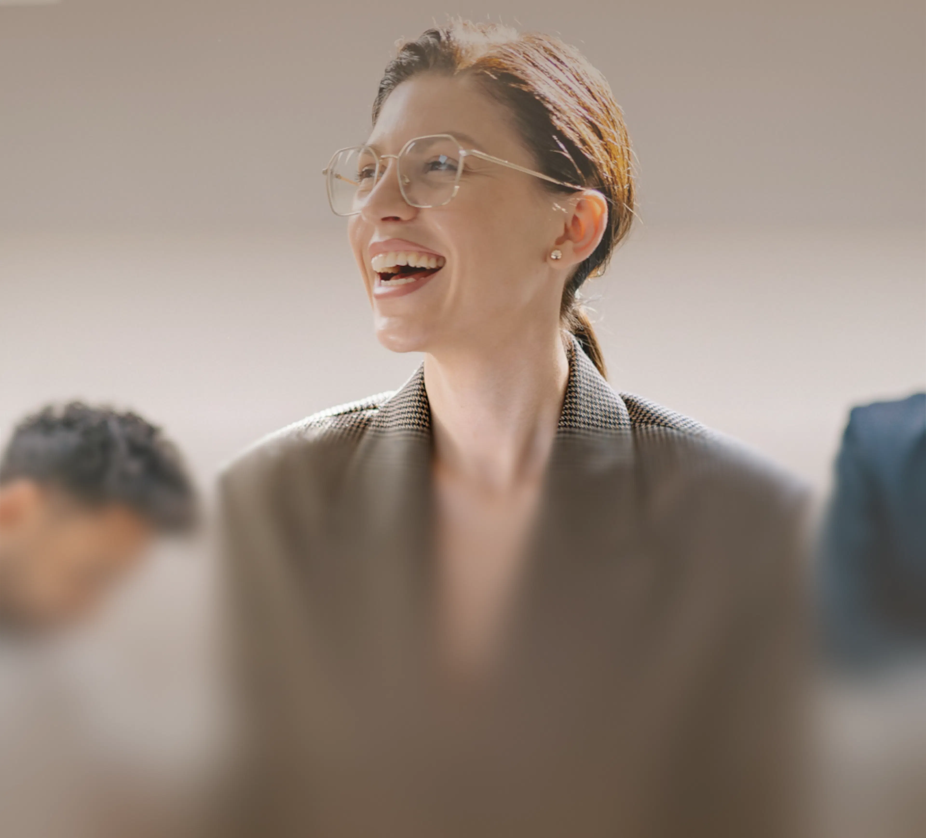 Collaboratrice souriante lors d'un échange