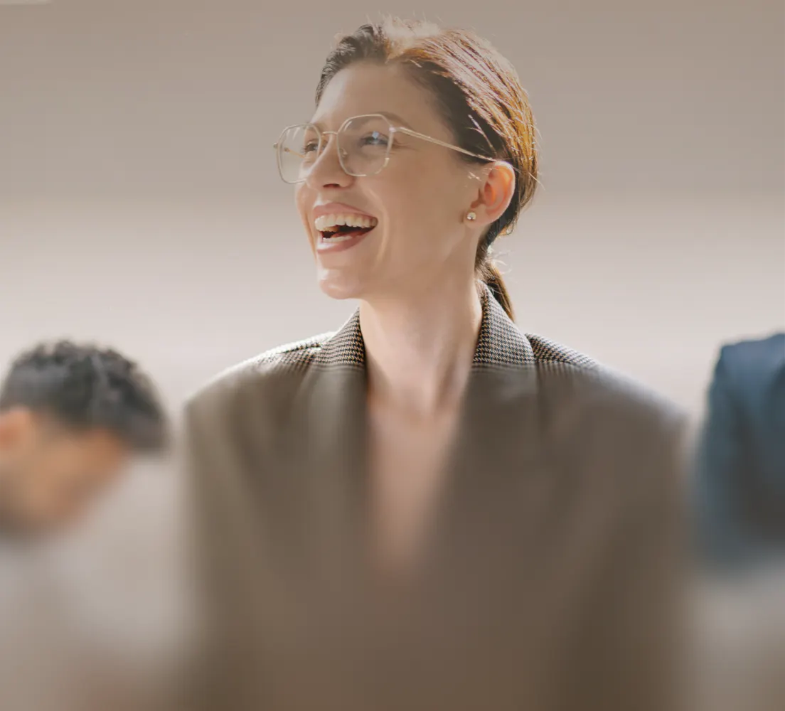Collaboratrice souriante lors d'un échange