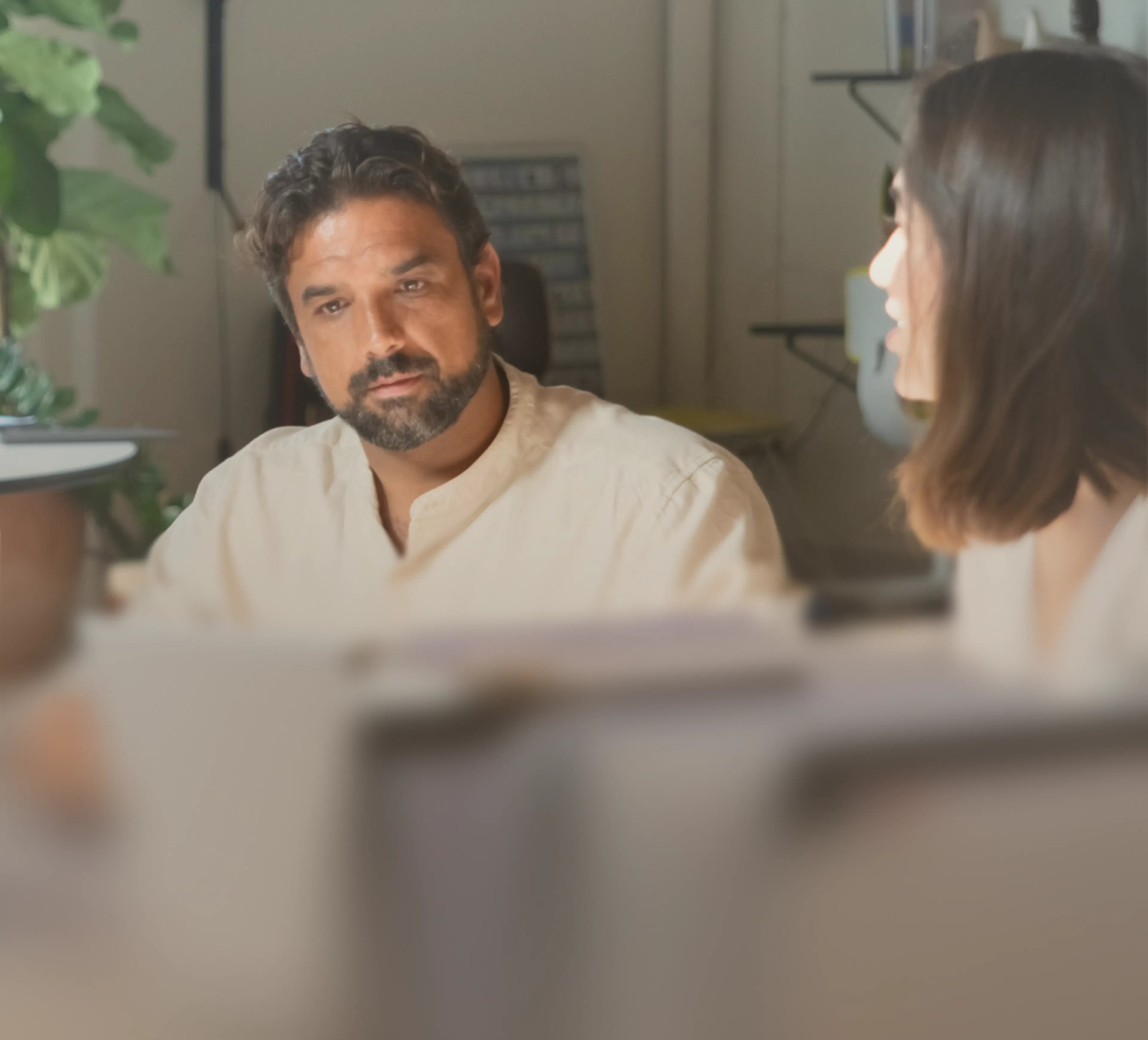 Deux collaborateurs en entretien