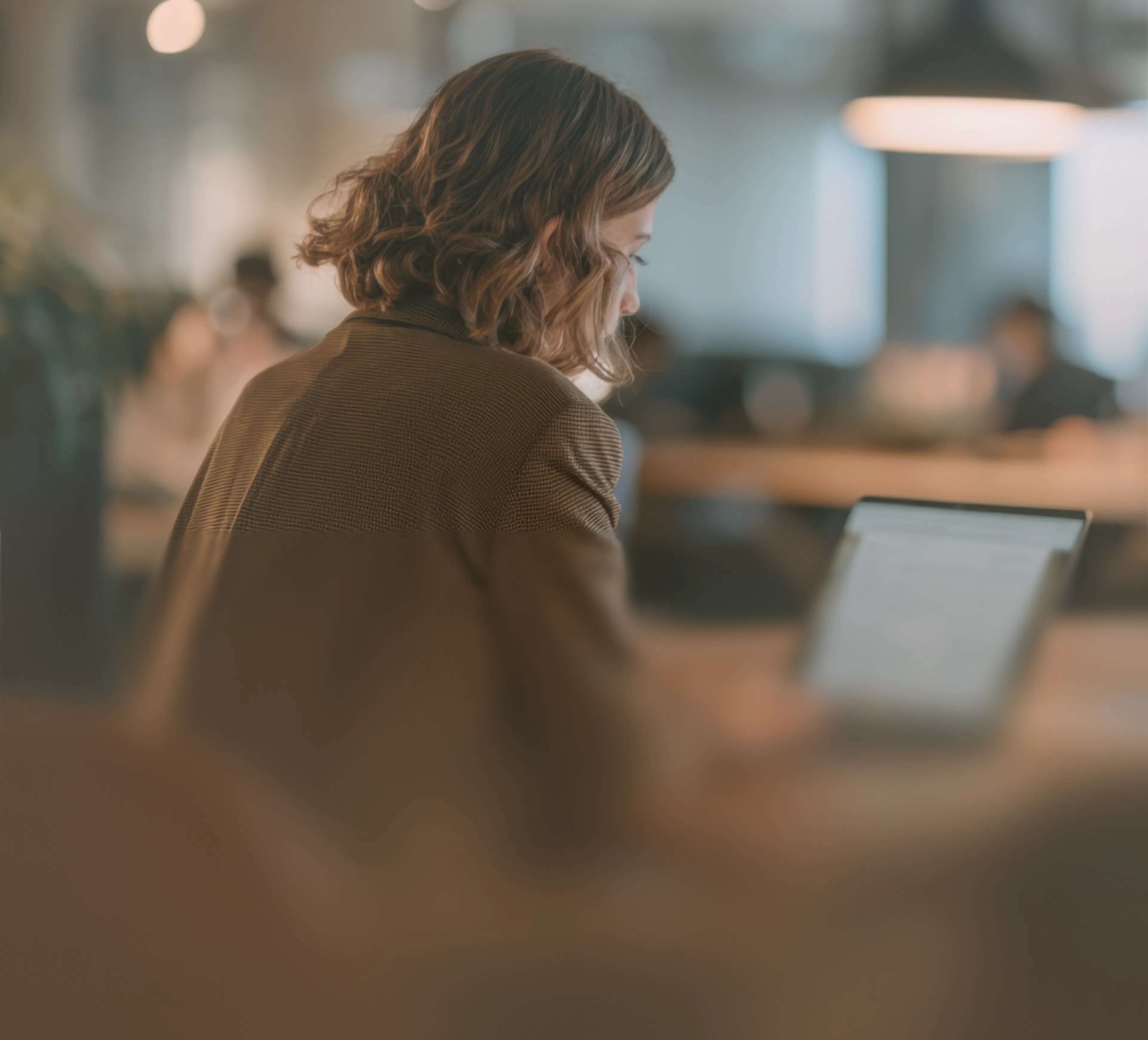 Collaboratrice qui travaille sur son ordinateur dans un bureau
