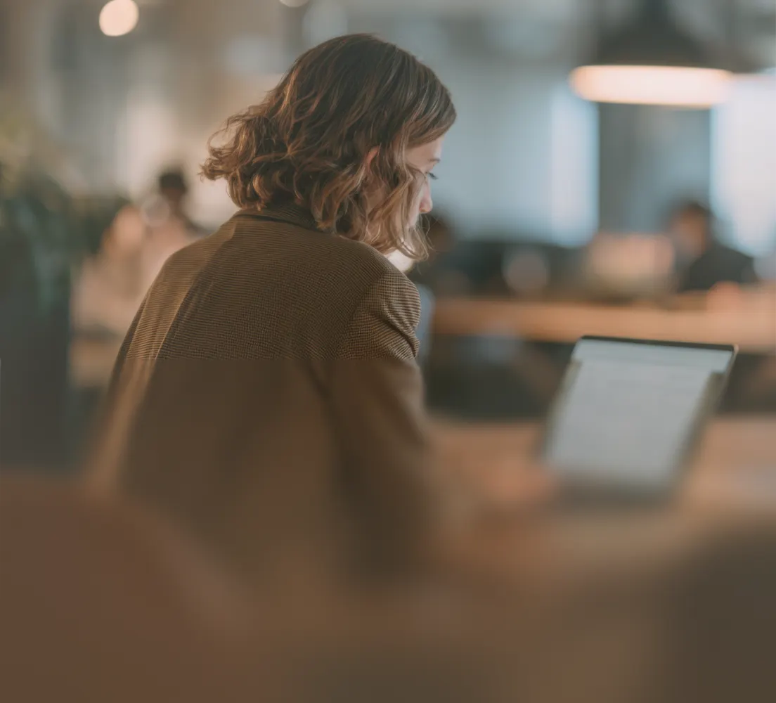 Collaboratrice qui travaille sur son ordinateur dans un bureau