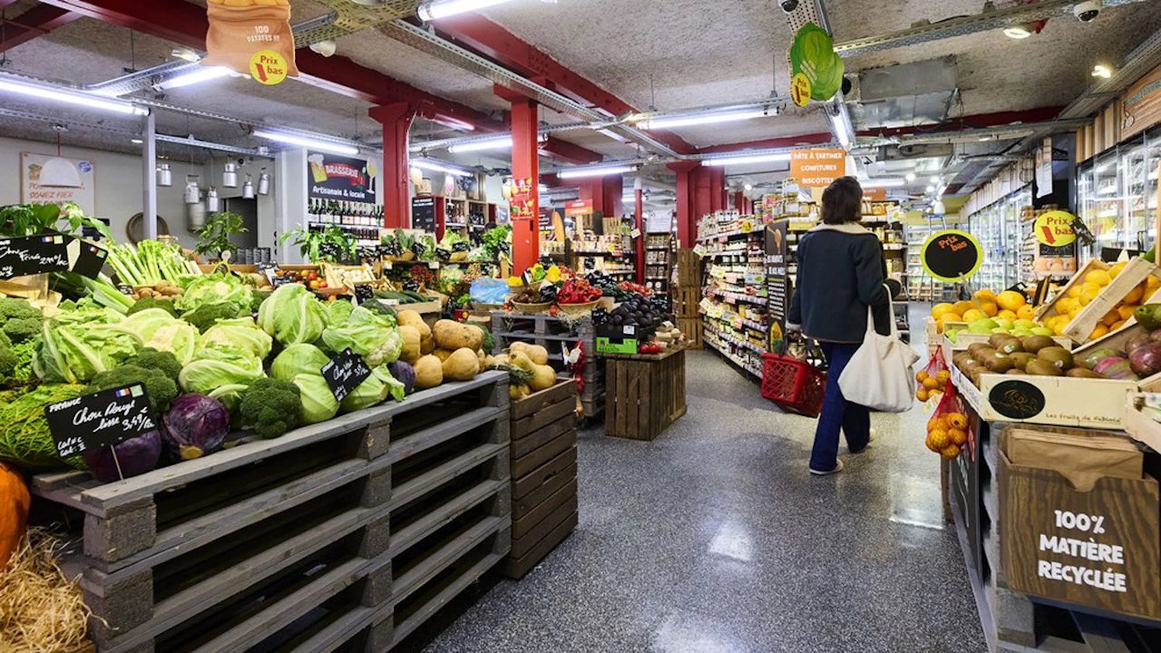 Rayon fruits et légumes d'un magasin Naturalia