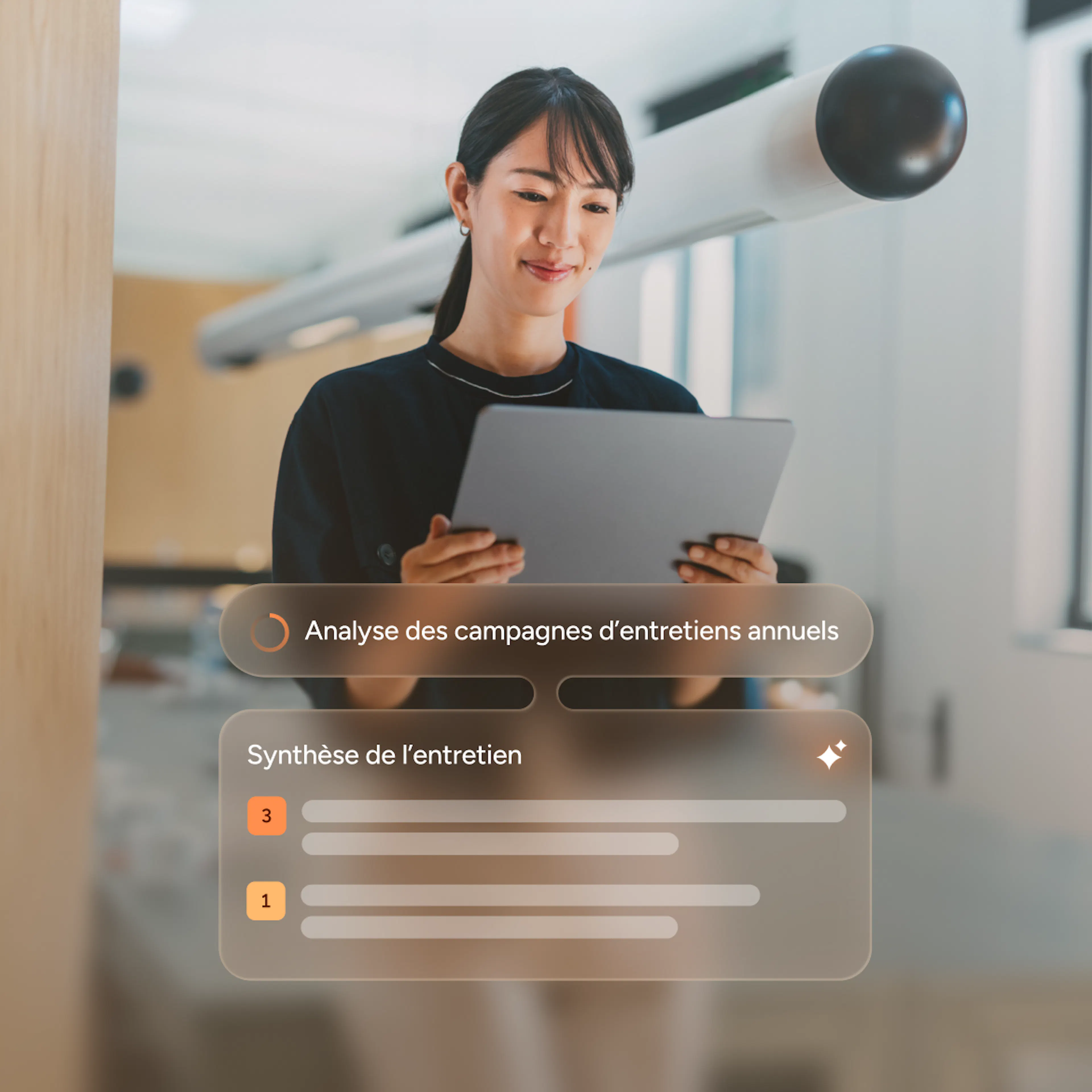 Collaboratrice qui consulte une tablette