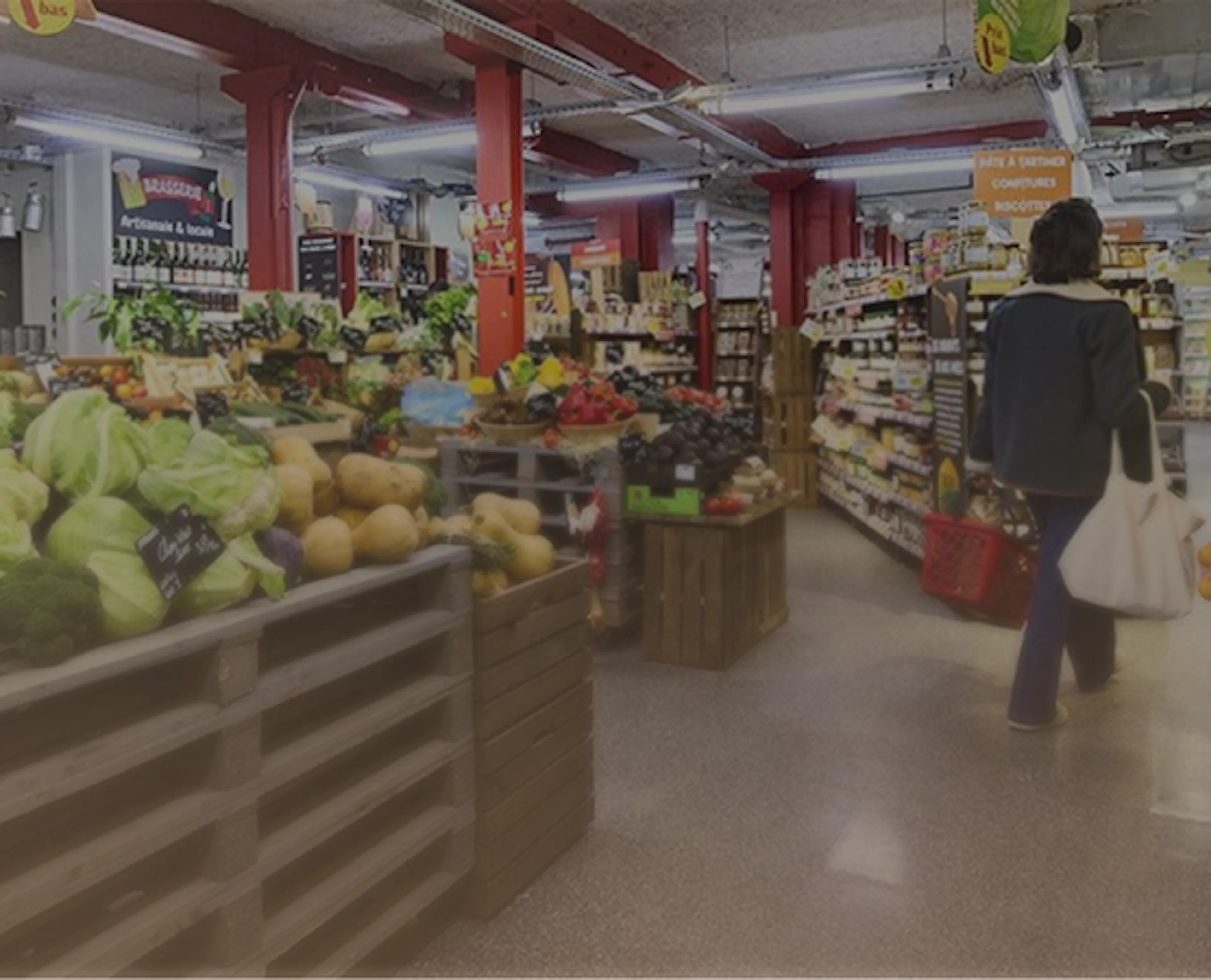 Rayon fruits et légumes d'un magasin Naturalia