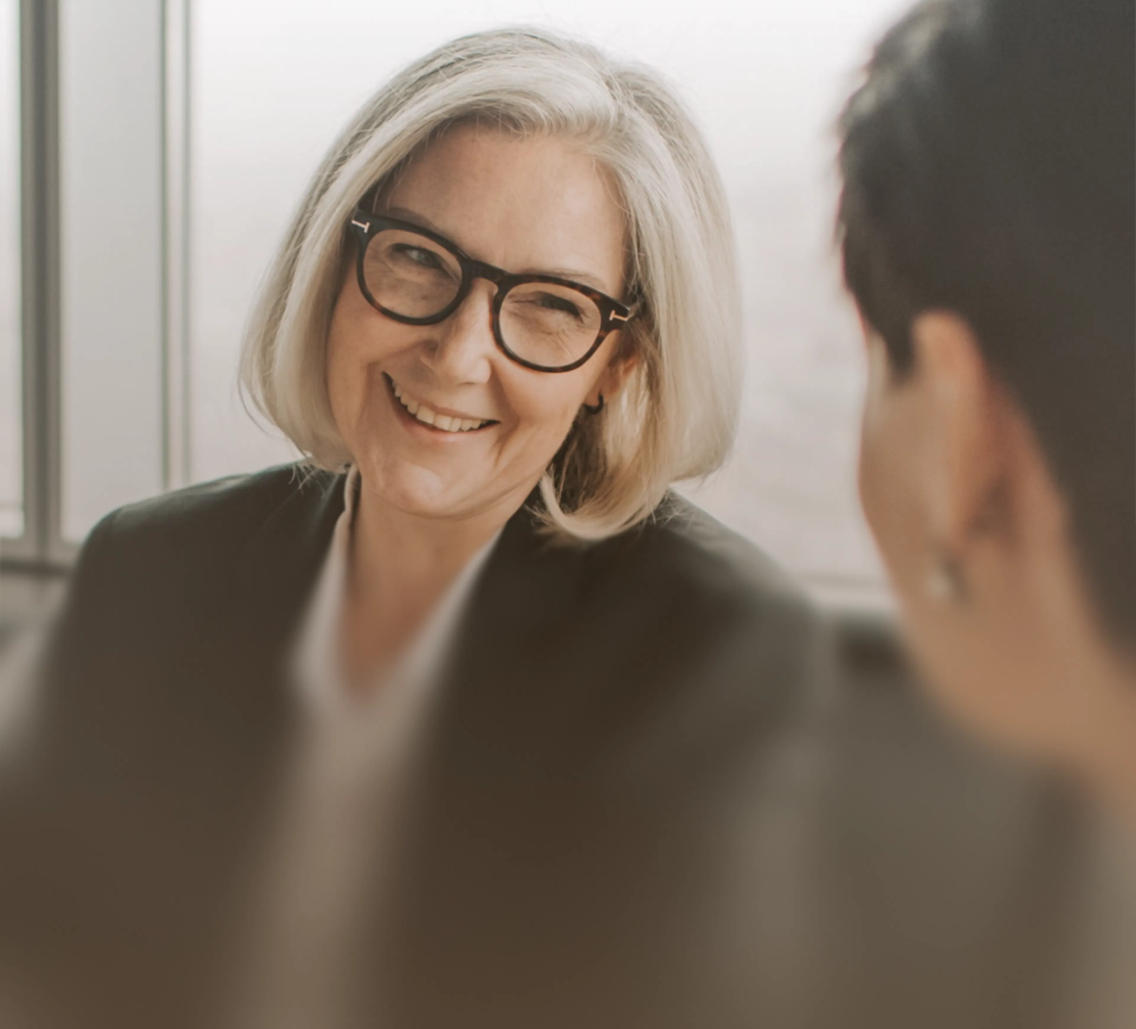 Manager souriante en entretien avec un collaborateur