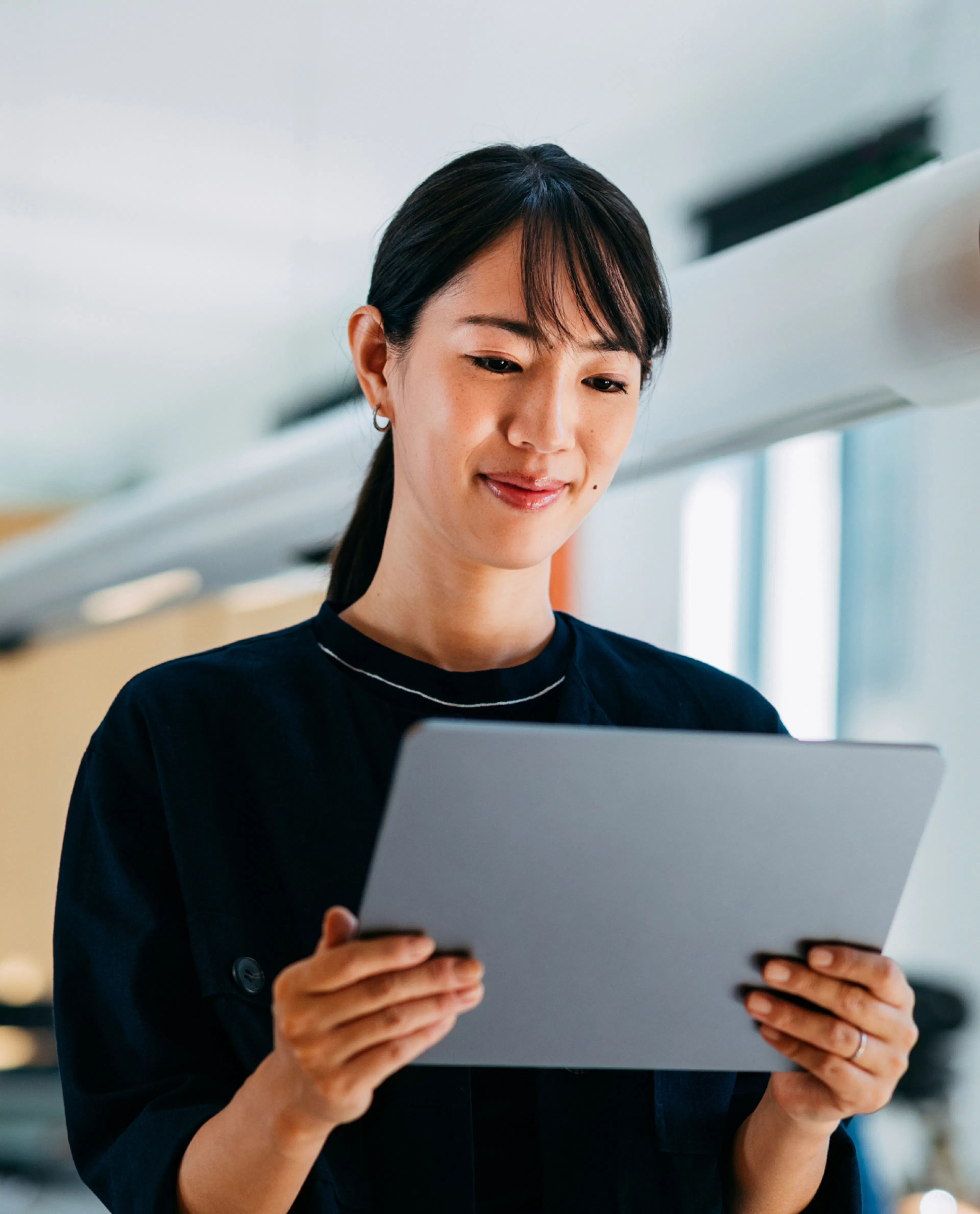 femme tendant un document