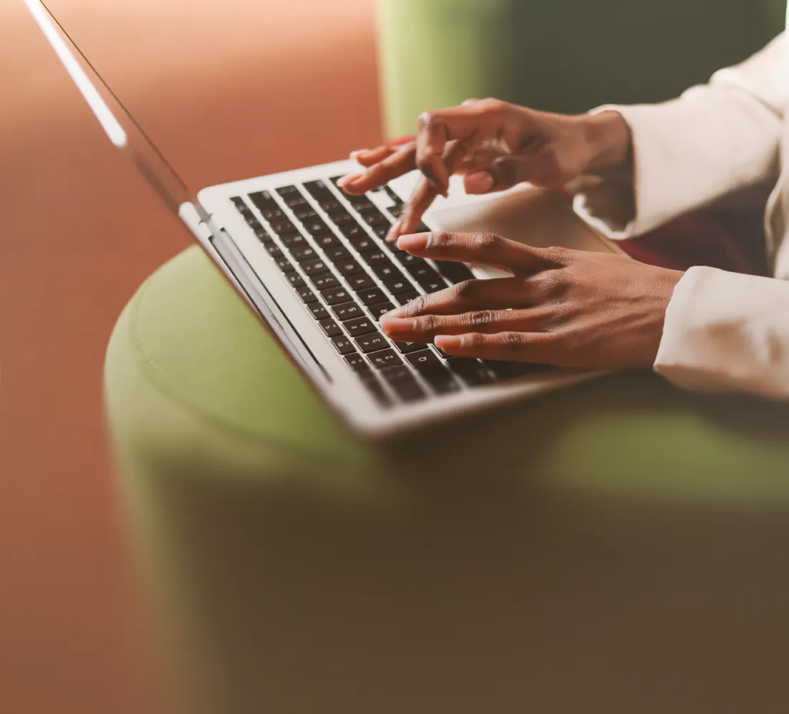 Mains sur le clavier d'un ordinateur portable