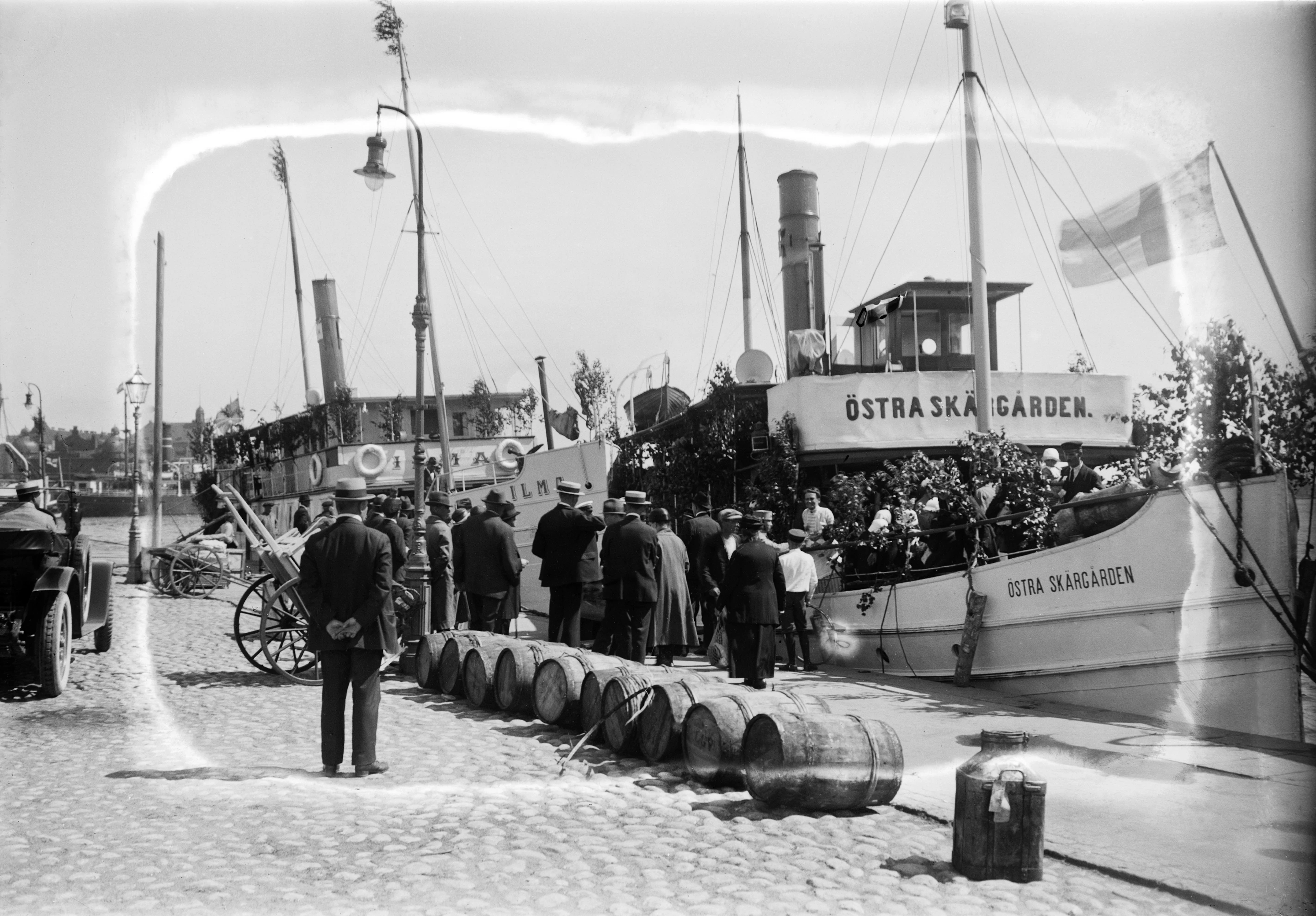 Ihmisiä lähdössä juhannuksen viettoon 1920-luvun lopulla. Kuvaaja: K.O. Broström Lähde: Helsingin Kaupunginmuseo