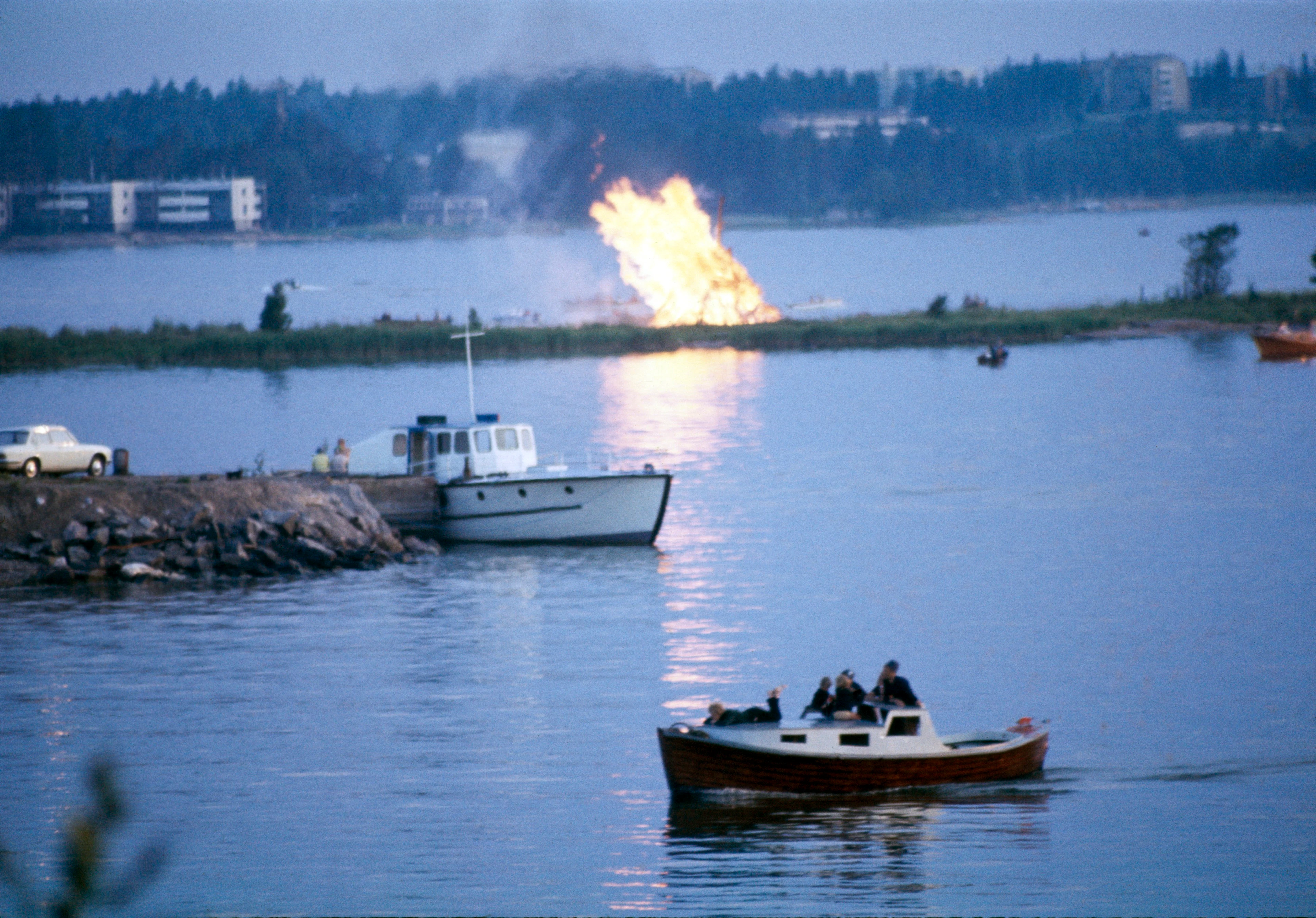 Seurasaaren juhannuskokko vuonna 1968. Taustalla Lauttasaari. Kuvaaja: Carl-Gustav Roos Lähde: Helsingin Kaupunginmuseo