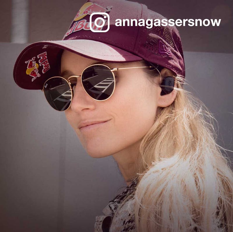 Anna, a pro snowboarder, finds her frequency when she’s on her board. That's when everything disappears and she can be present in the moment