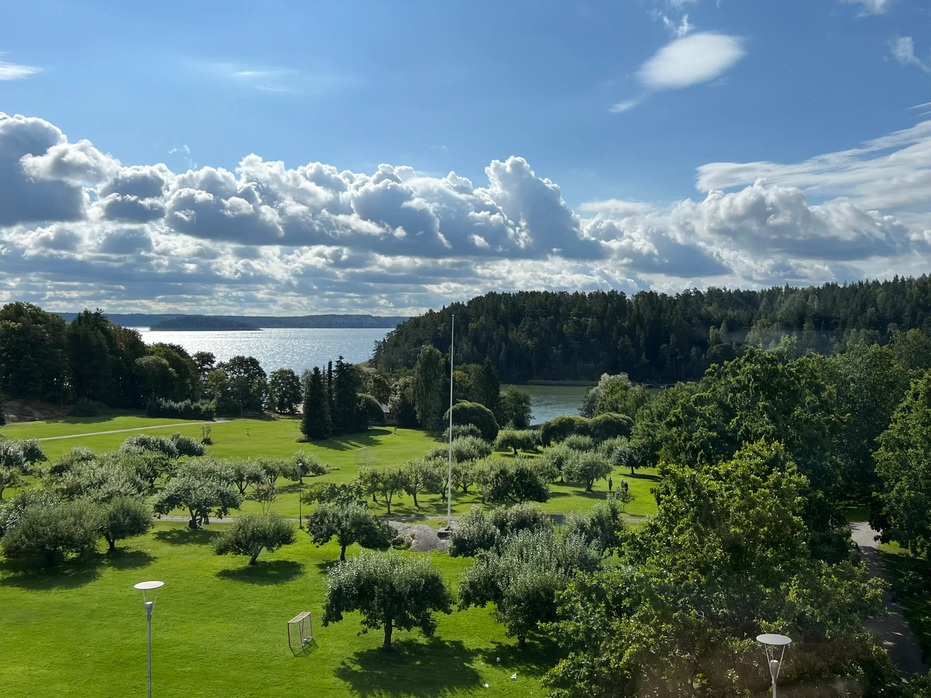 Kampusalue omenapuutarhaan ja merelle