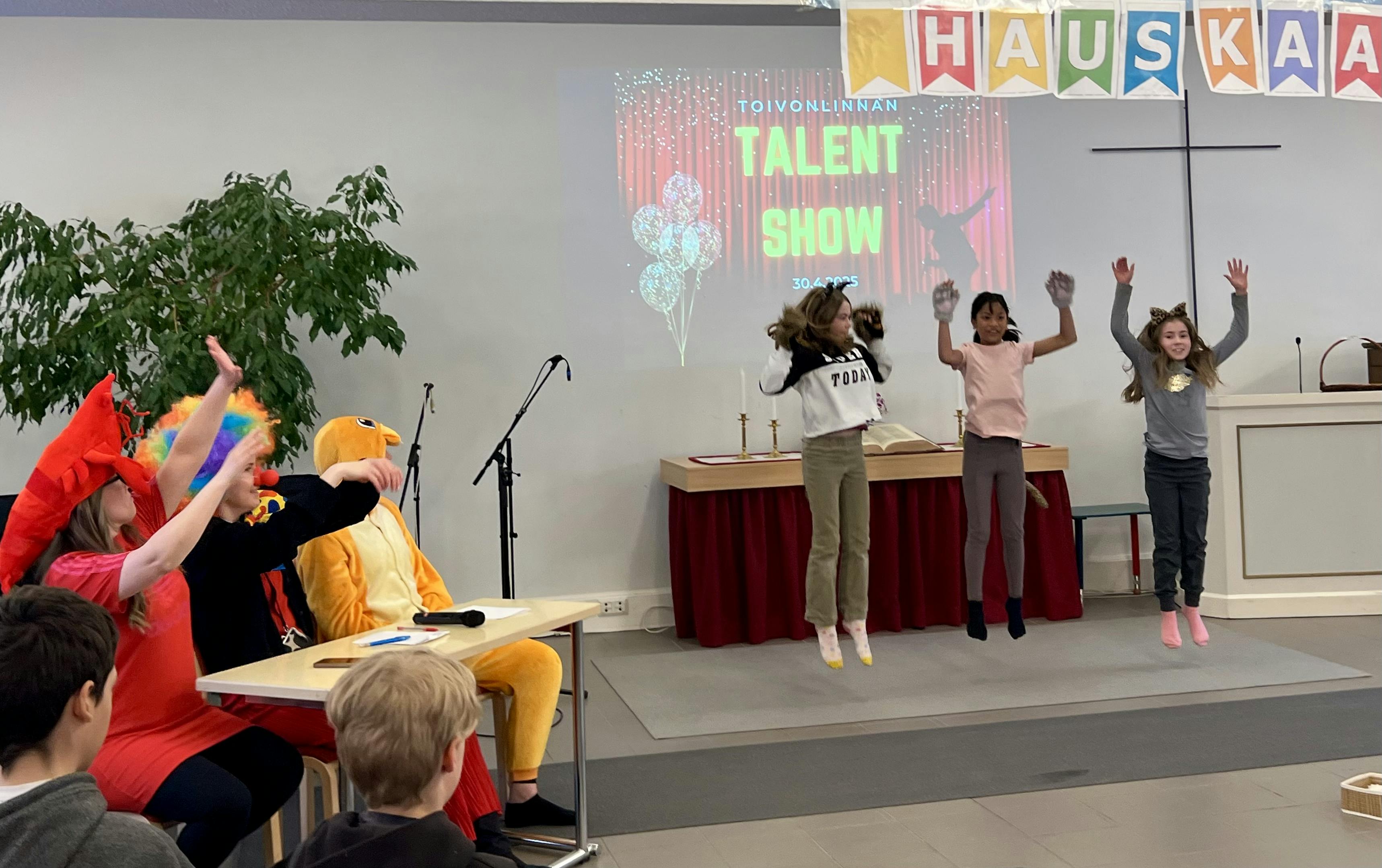 Talent Show esityksessä kissojen hyppy