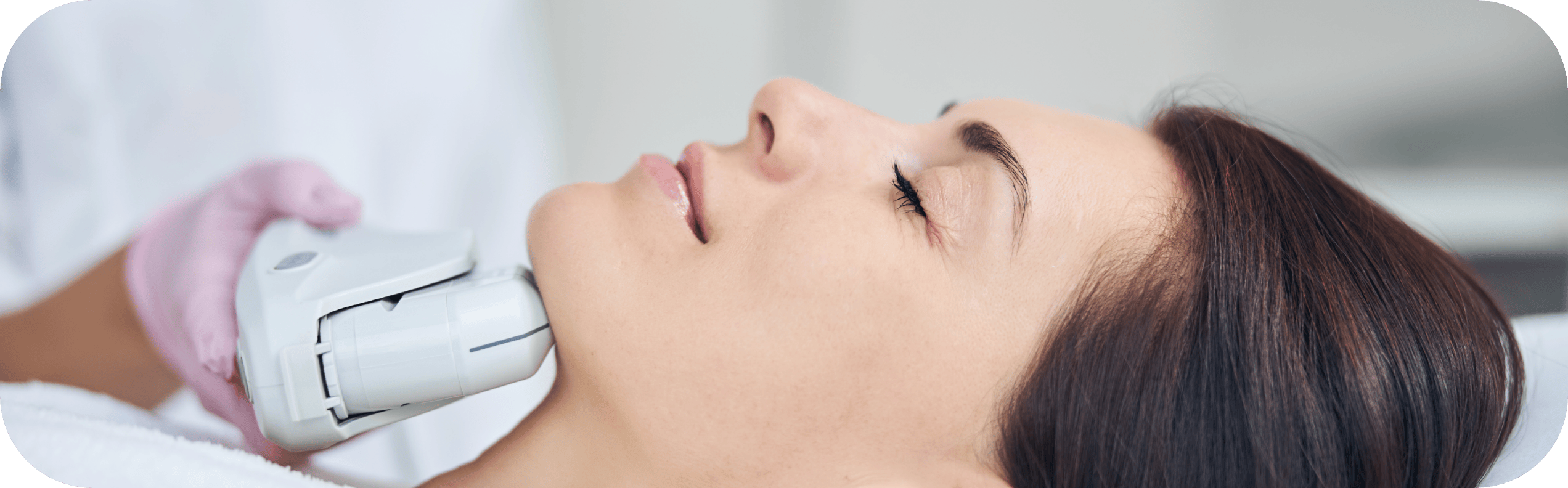 woman having jawline reshaping treatment