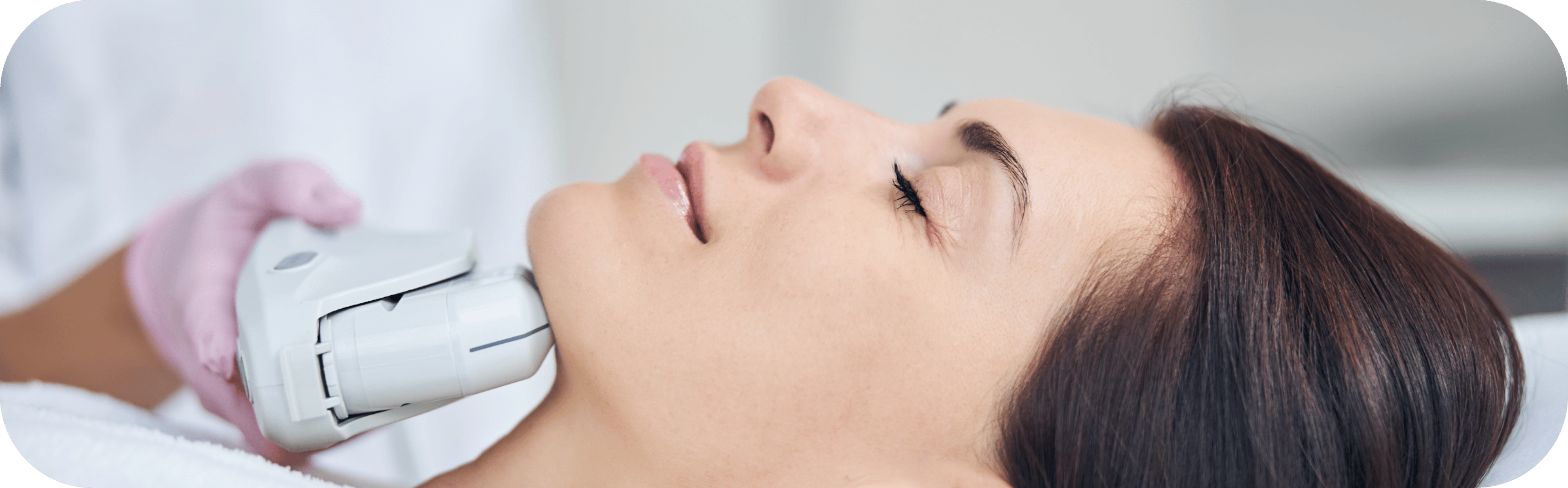 woman having jawline reshaping treatment