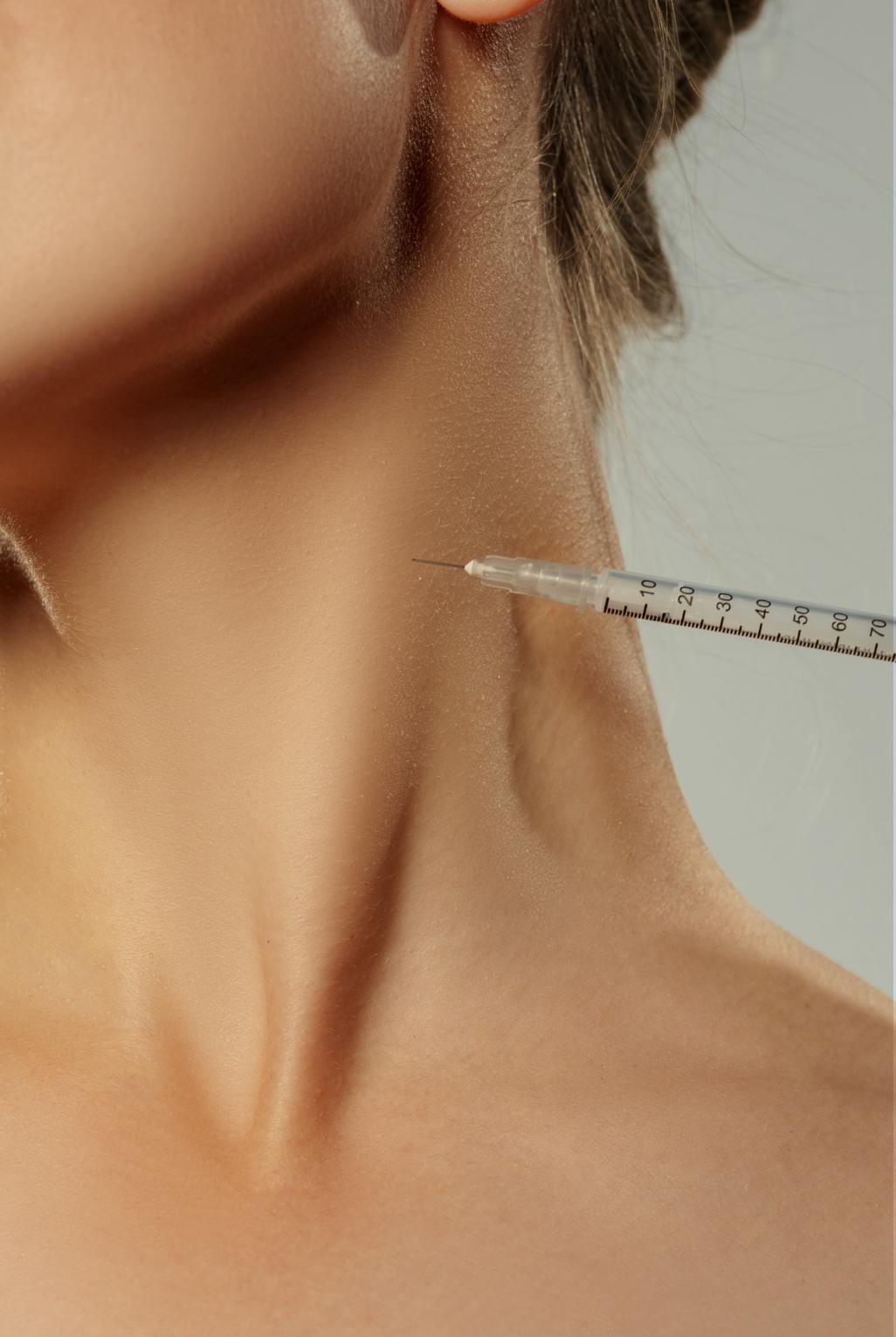 woman having Nefertiti treatment on her neck