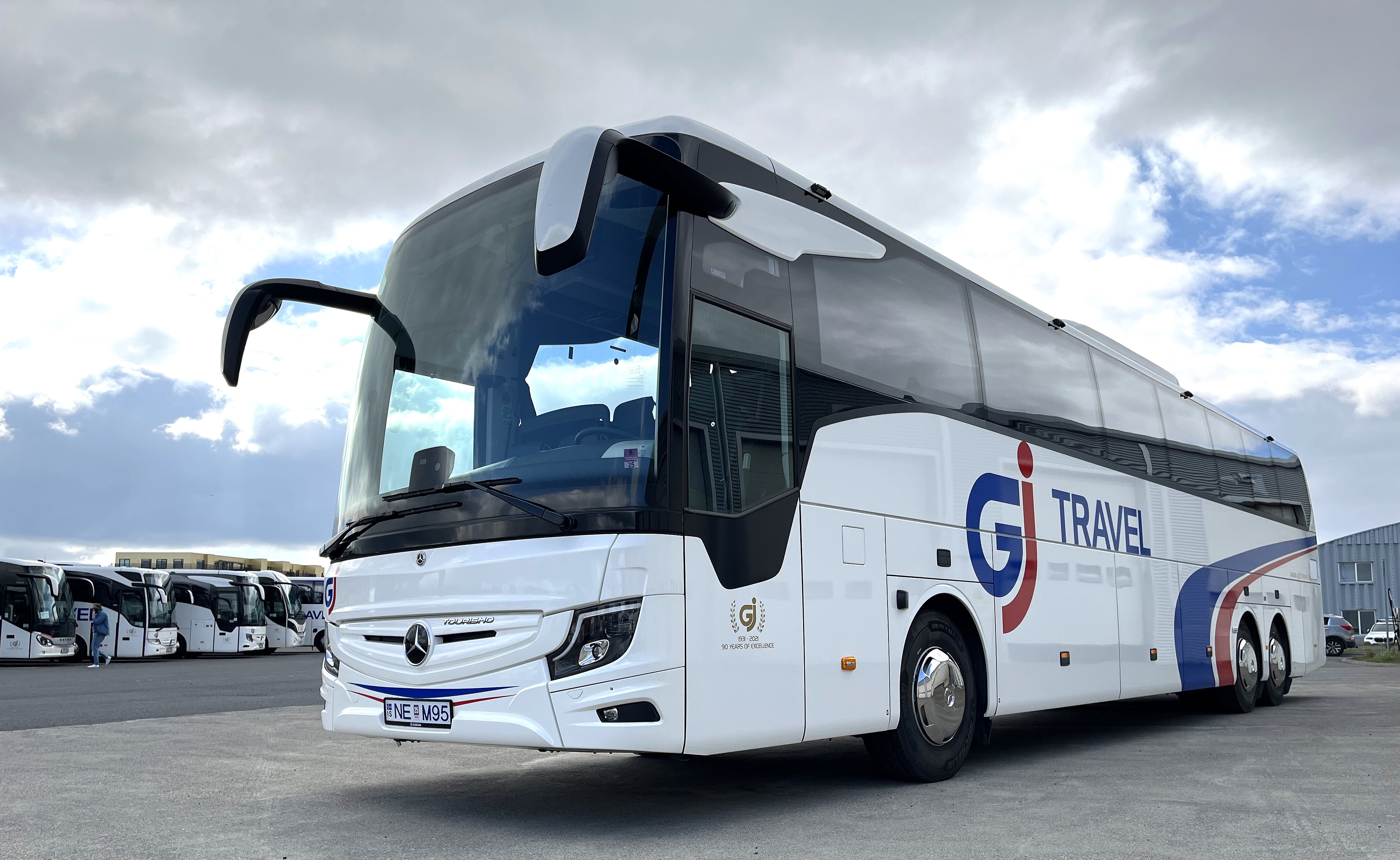 Mercedes-Benz-hópferðabíll-gj-travel
