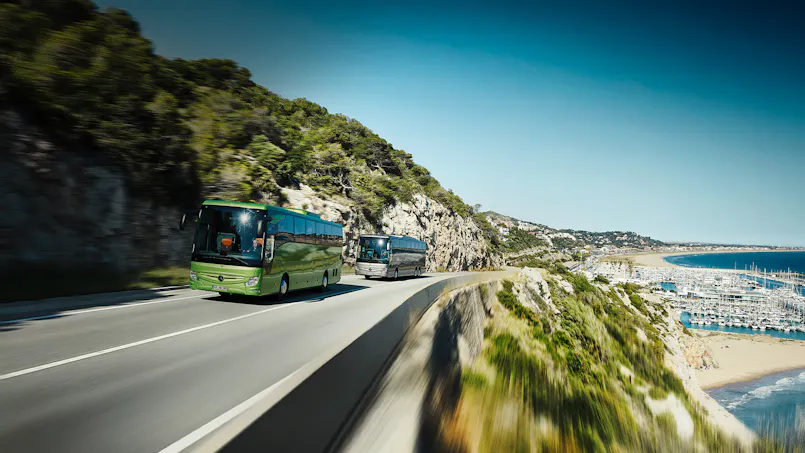 Mercedes-Benz-Tourismo-hópferðabílar-á ferðinni
