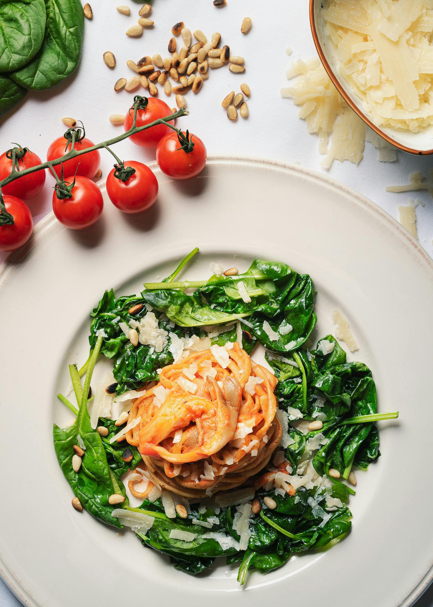 Linguini Zwarte Peper met tomaat, oesterzwam en spinazie