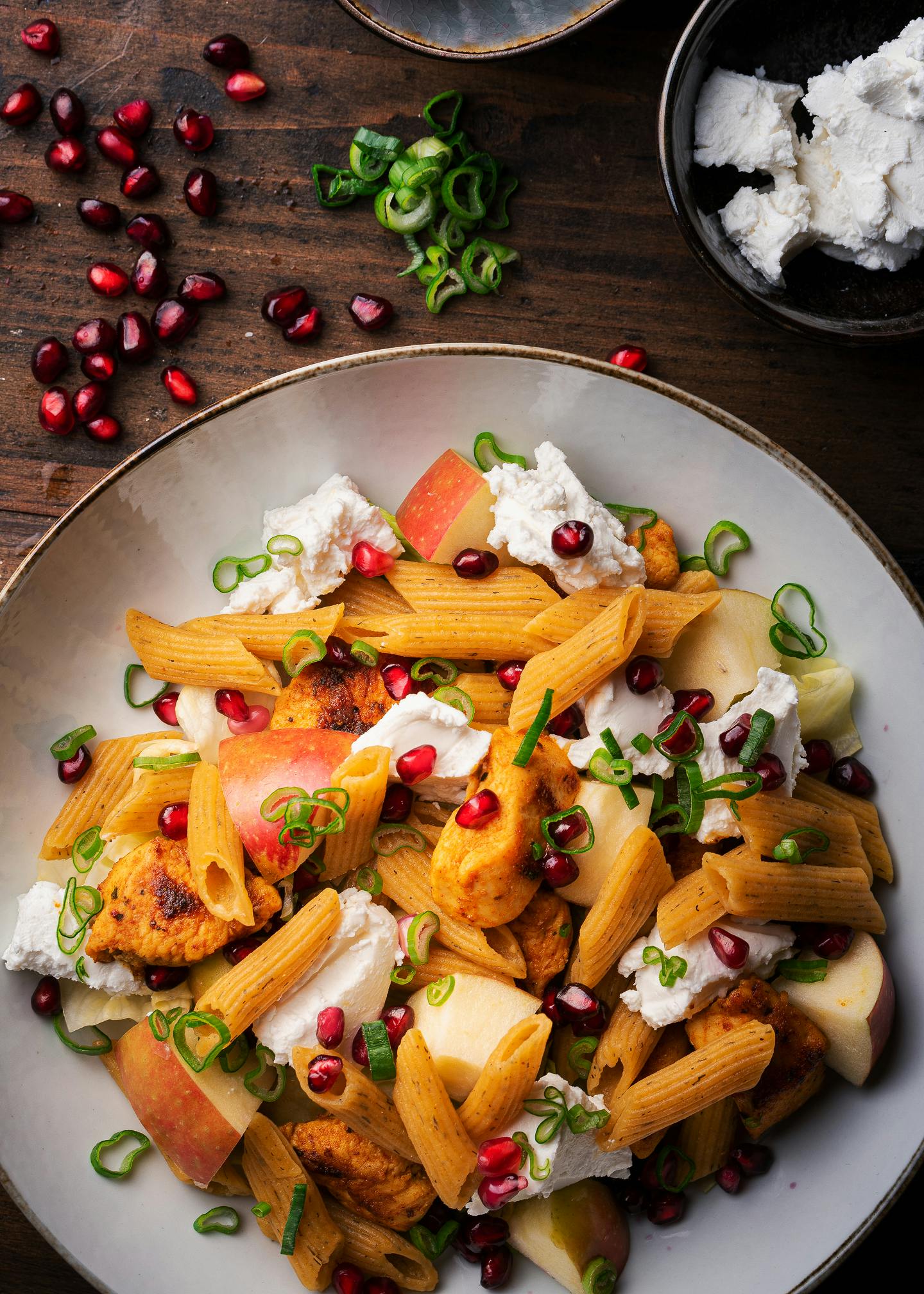Penne Gele Curry met appel, geitenkaas en granaatappel