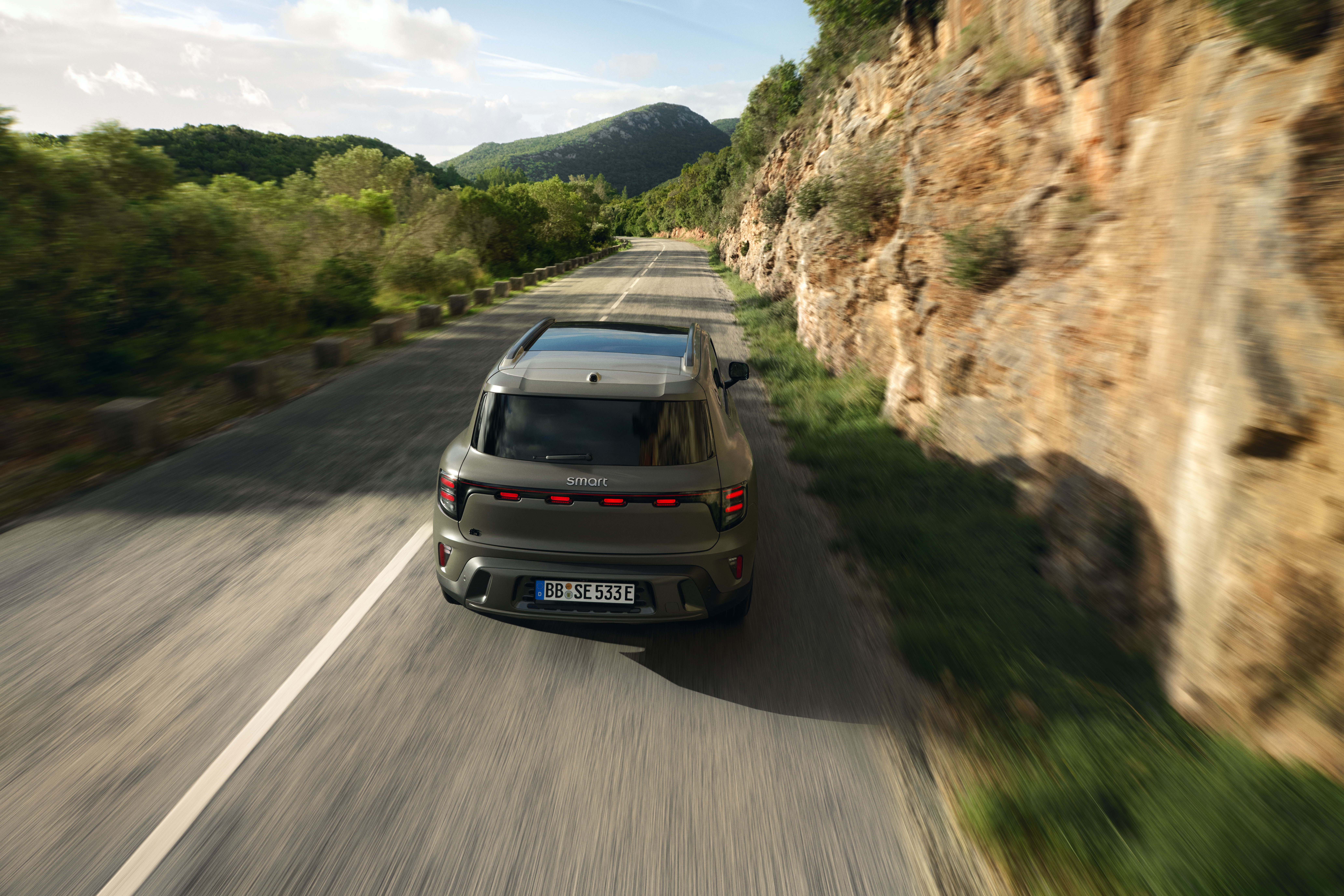 smart #5 séður að aftan í akstri