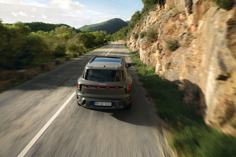 smart #5 séður að aftan í akstri