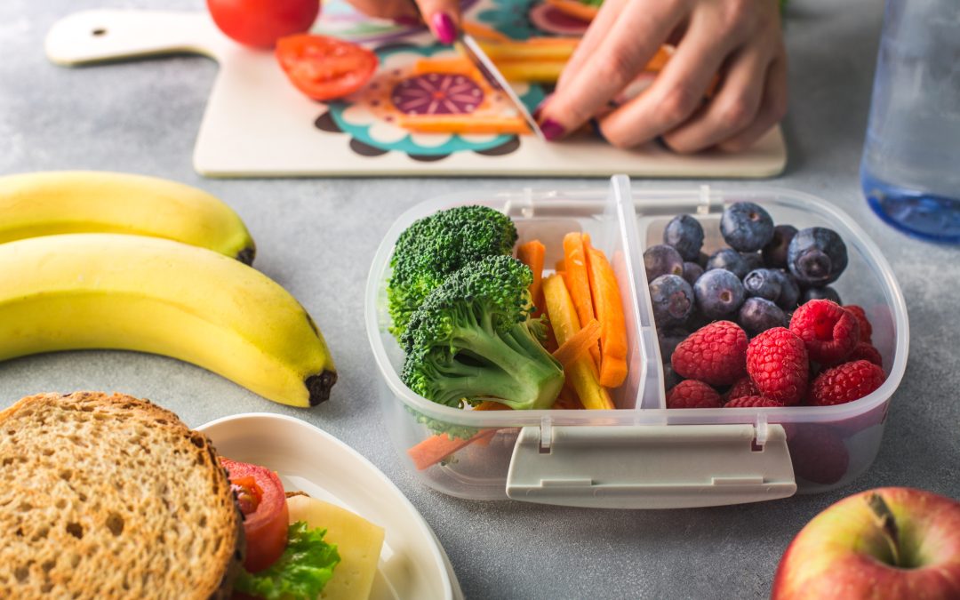 Meal preparing with a plastic lunch box