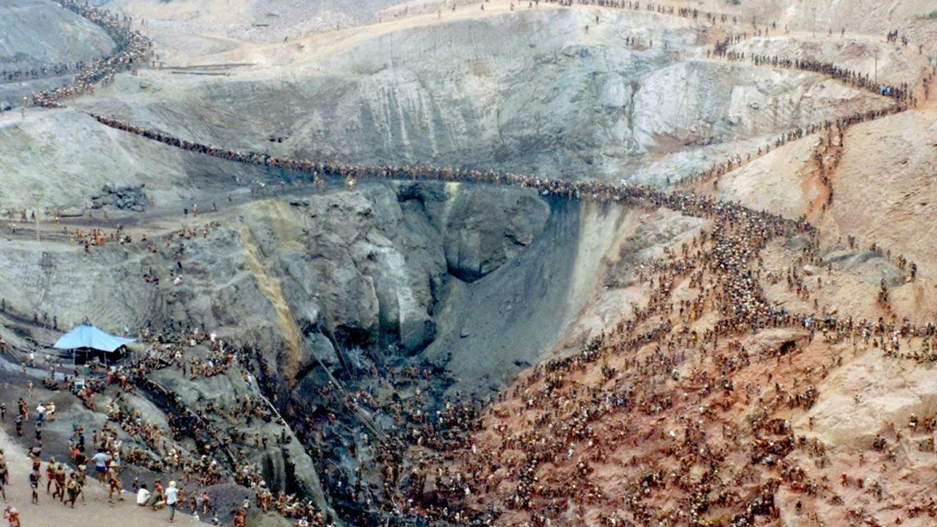 Serra pelada com milhares de trabalhadores e mineradores