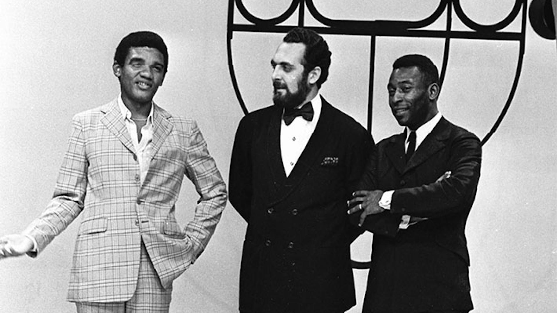Simonal, em foto preto e branco, ao lado de Carlos Miele e Pelé