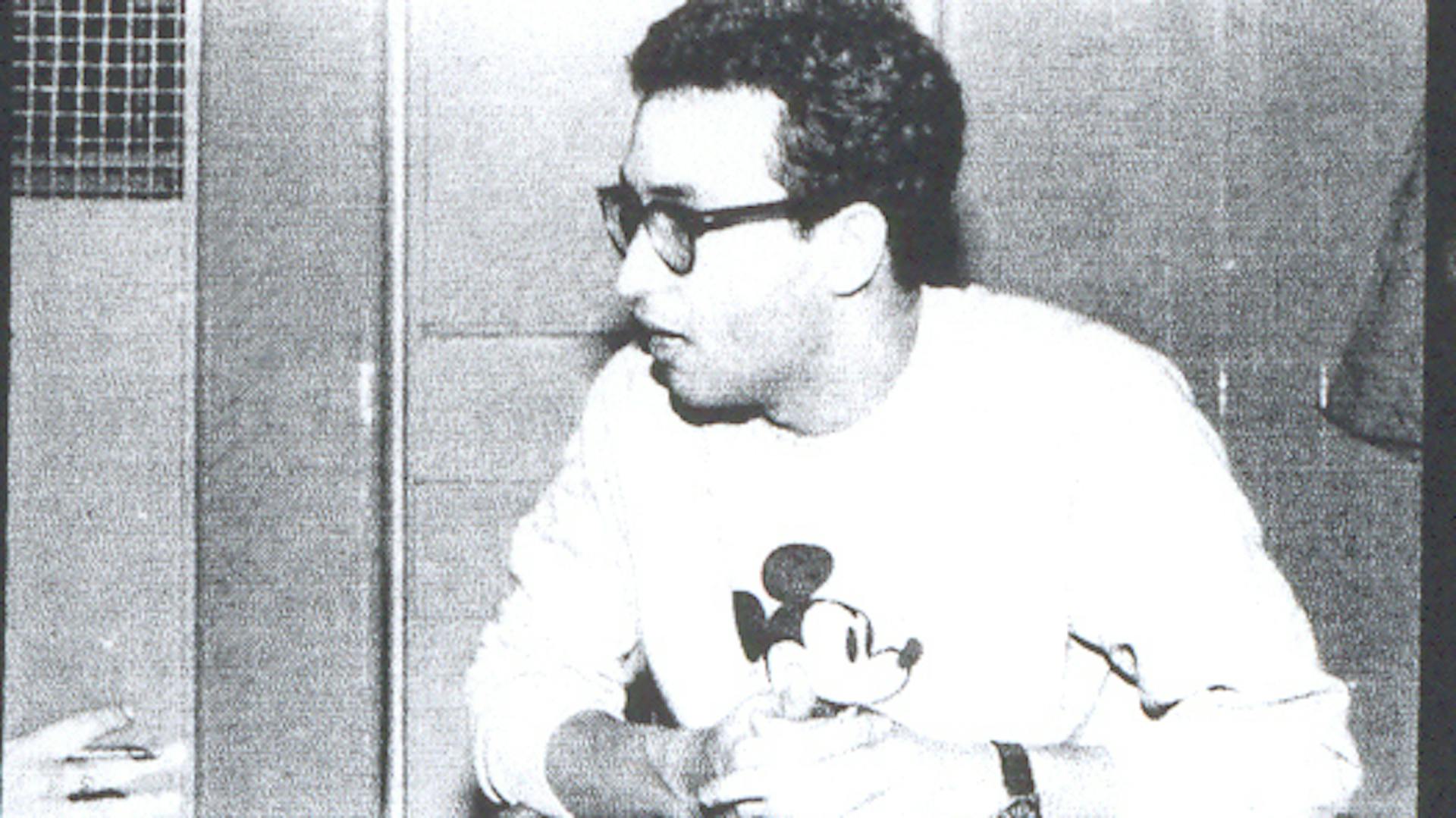 Herbert Vianna olha para o lado com moletom com figura de Mickey Mouse