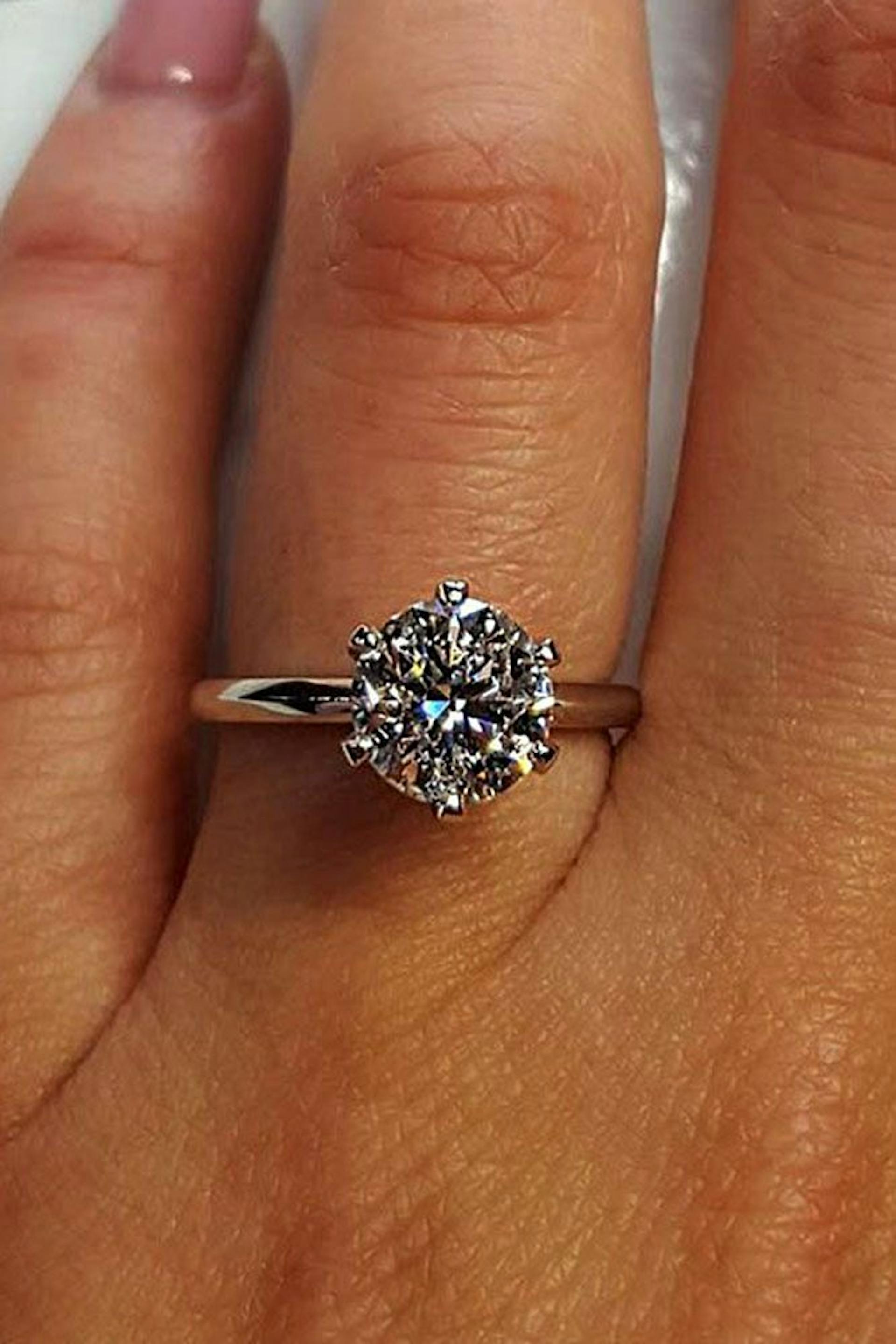 Classic vs. Modern Engagement Rings: How to Find the Perfect Style for Your Love Story