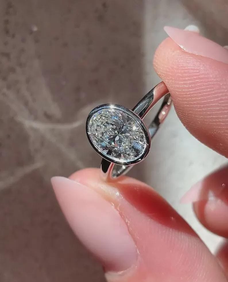 Oval Bezel in White Gold or Platinum