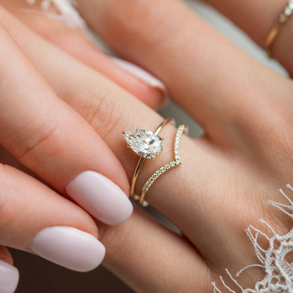 Why Pear-Shaped Diamonds Stand Out on the Hand