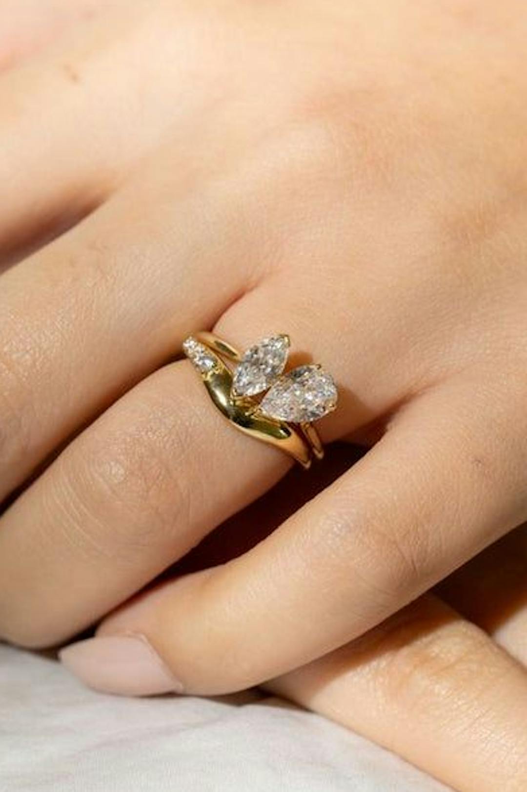 Toi et Moi–Inspired Commitment Rings