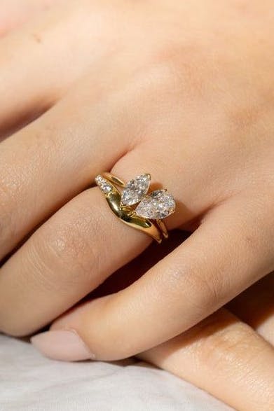 Toi et Moi–Inspired Commitment Rings