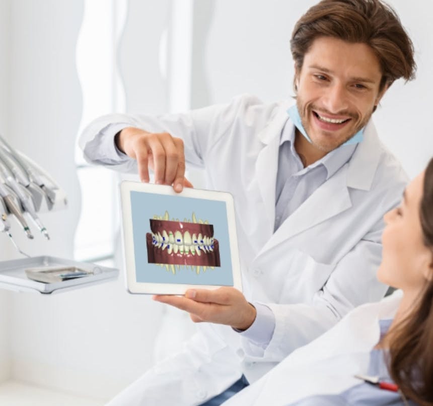 klinika uśmiech - lekarz przedstawiający plan leczenia