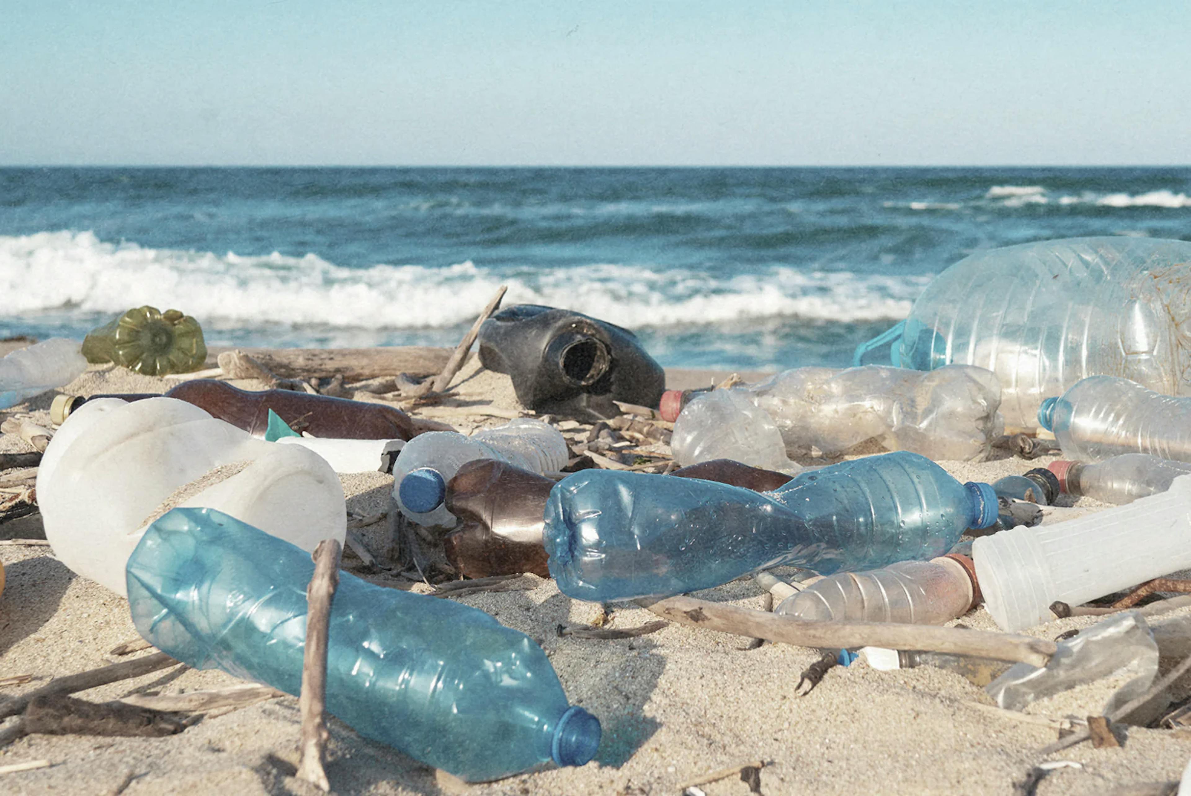 alte Plastikflaschen am Strand