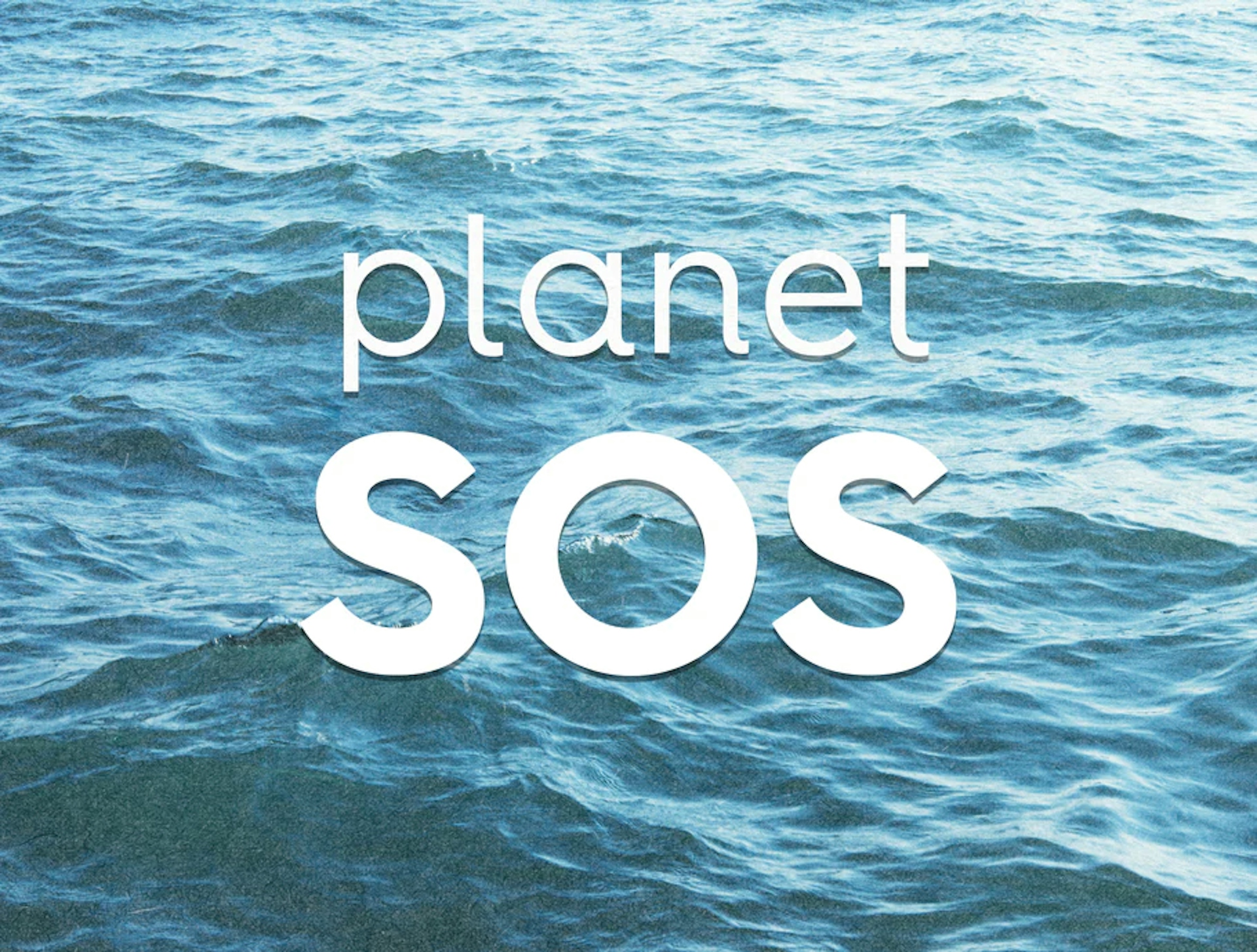 im Hintergrund eine Nahaufnahme von Wellen im Wasser und darauf in weißer Schrift die Worte Planet SOS