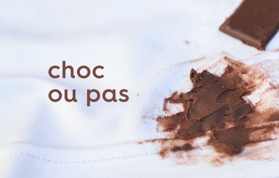 une tache de chocolat sur un tee-shirt blanc et un morceau de chocolat avec le texte « choc ou pas » en police d'écriture marron