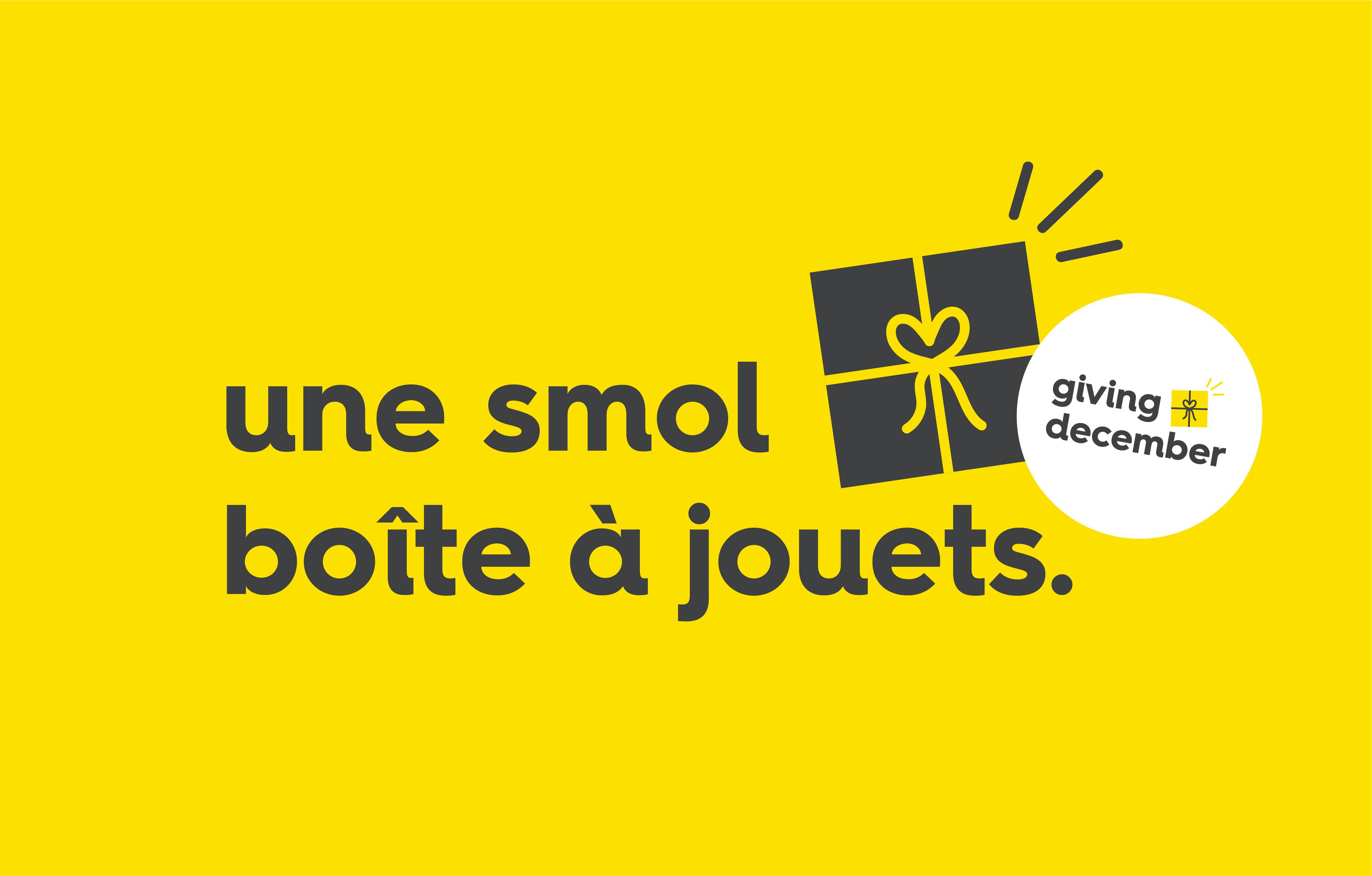 texte « une smol boîtes à jouets » à côté d'une illustration de cadeau et d'une étiquette portant l'inscription « Giving December » sur un fond jaune.