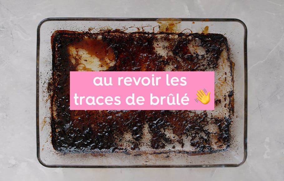 plat en verre recouvert des restes d'aliments brûlés et le texte « au revoir les traces de brûlé »
