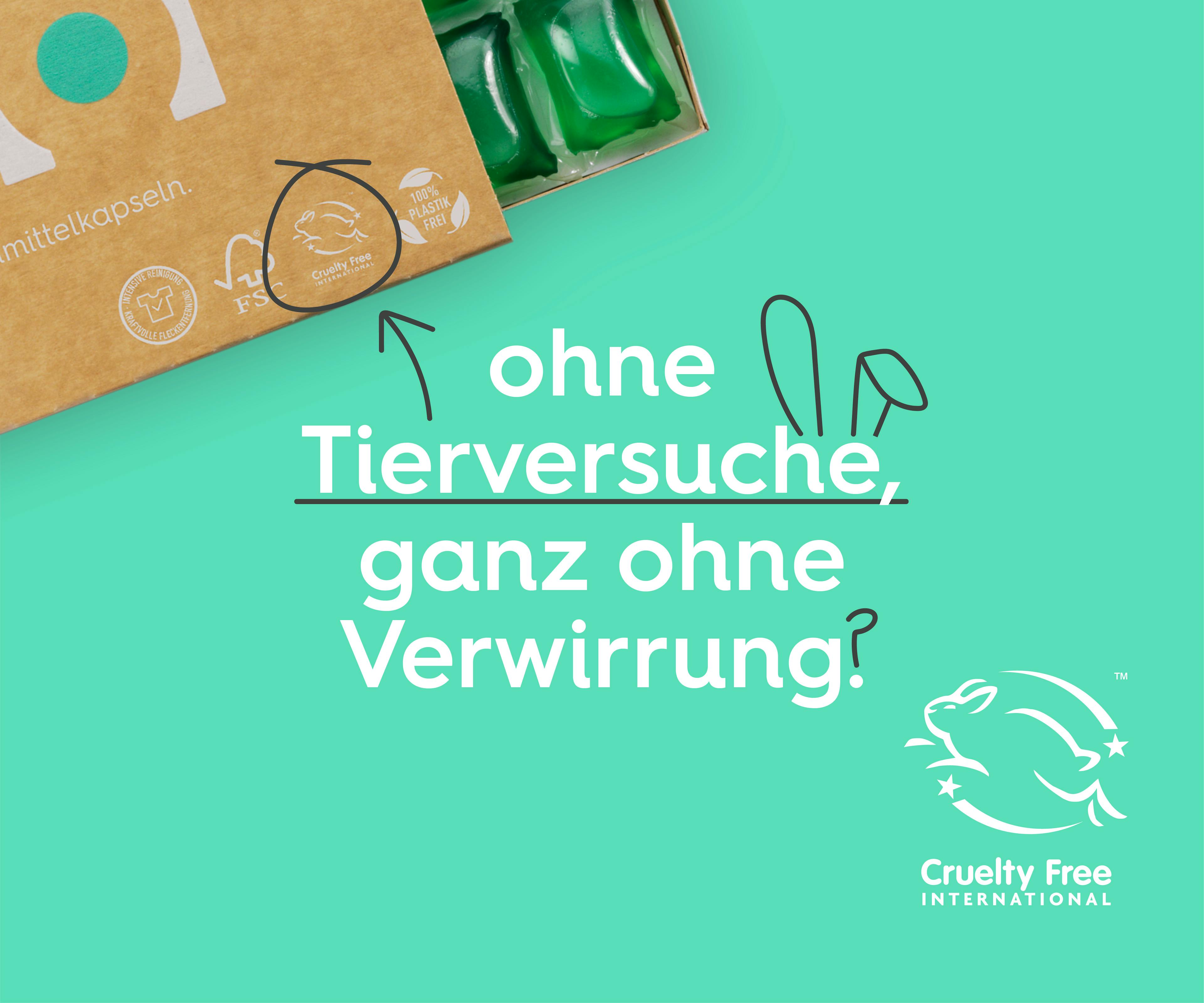 eine Packung smol Waschmittelkapseln auf grünem Hintergrund, daneben das Leaping Bunny Logo