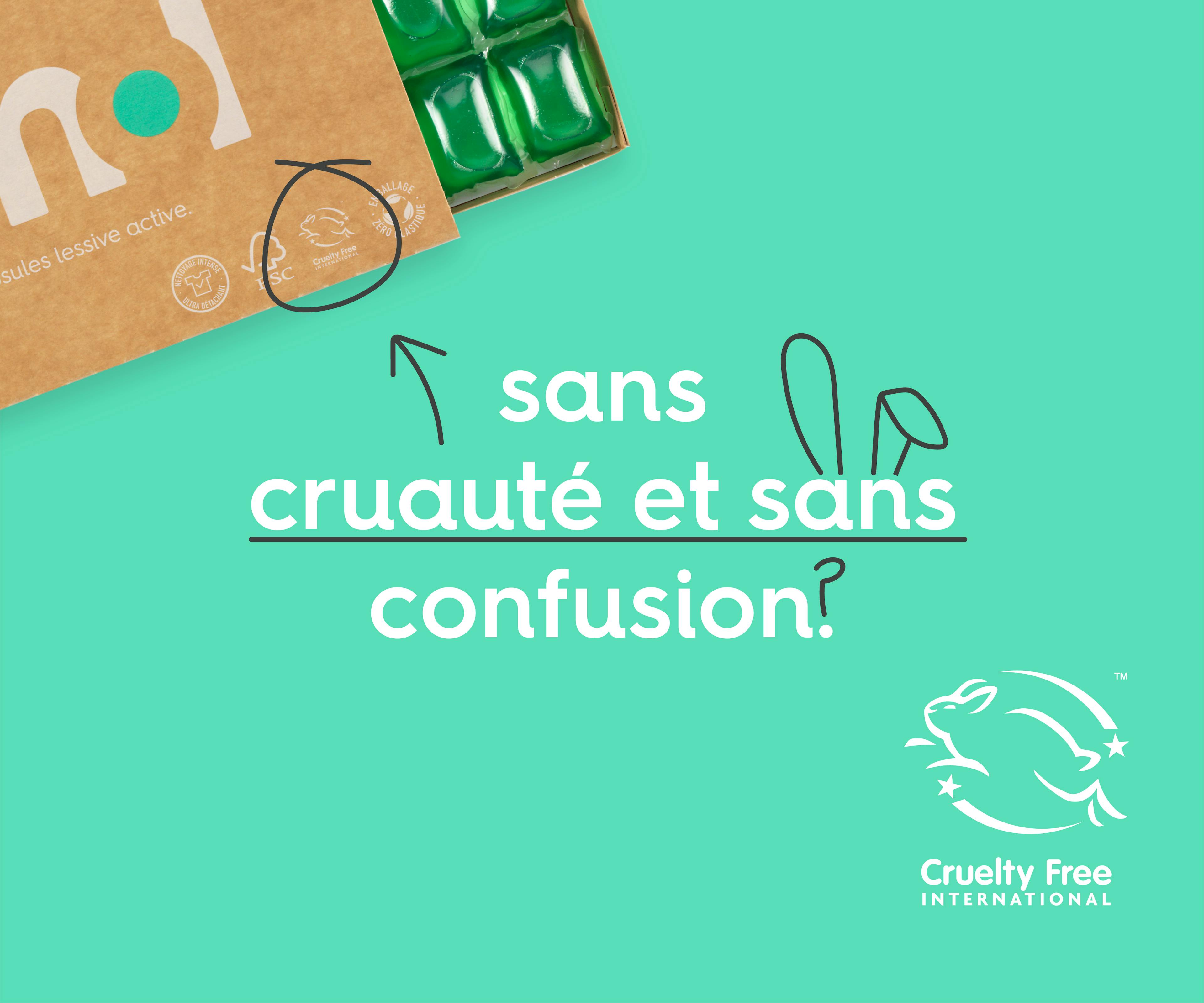 le texte « sans cruauté et sans confusion » en police d’écriture blanche sur fond vert, sous un pack de lessive active et au-dessus du logo Leaping Bunny de Cruelty Free International.