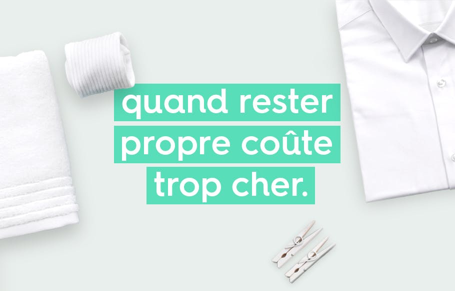 texte « quand rester propre coûte trop cher » en police d'écriture blanche sur fond vert, au-dessus d'un font gris avec une chemise blanche, serviette, paire de chaussette et pinces à linge blanches.